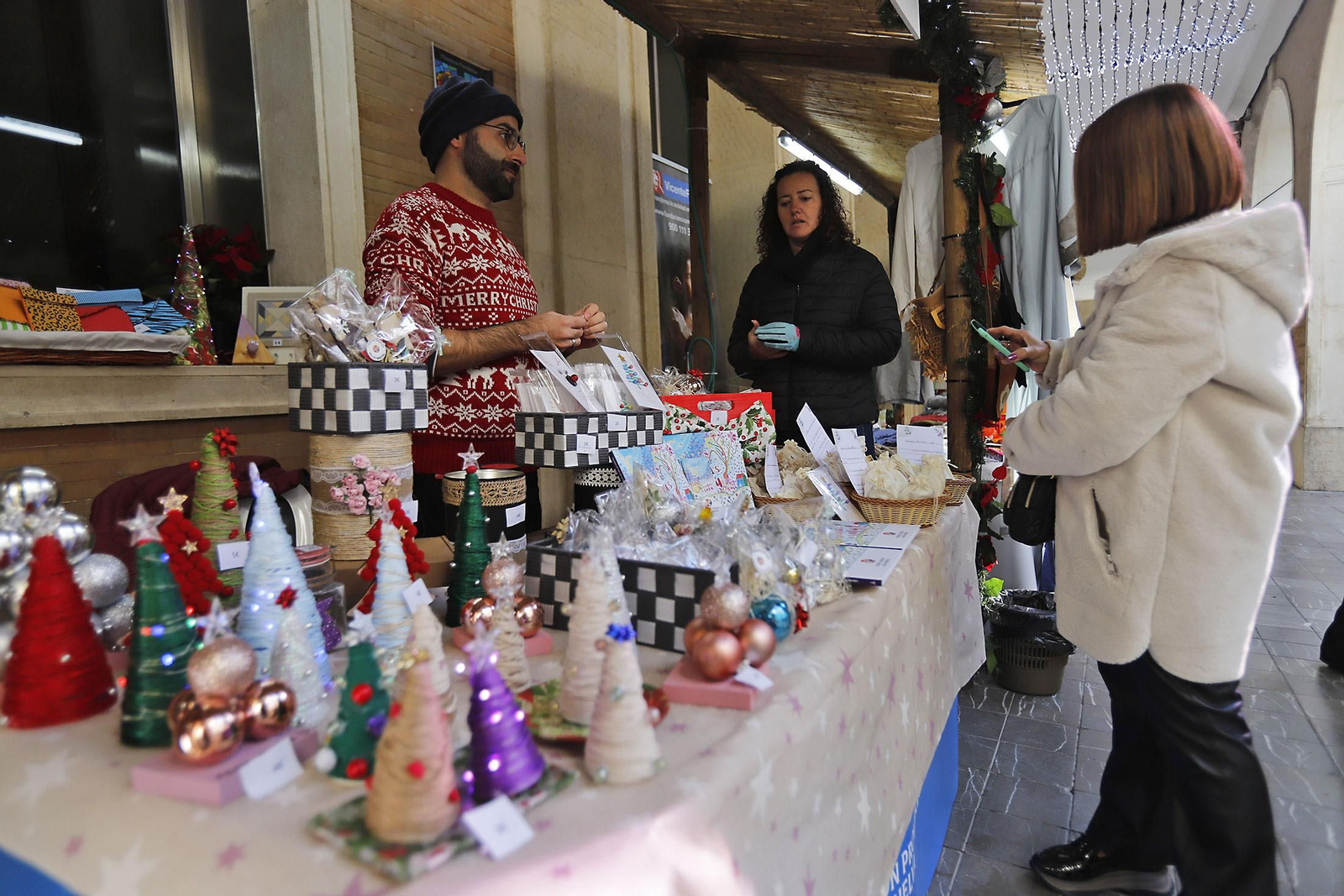Imágenes del Mercadillo Solidario Navideño en la Diputación de Huelva