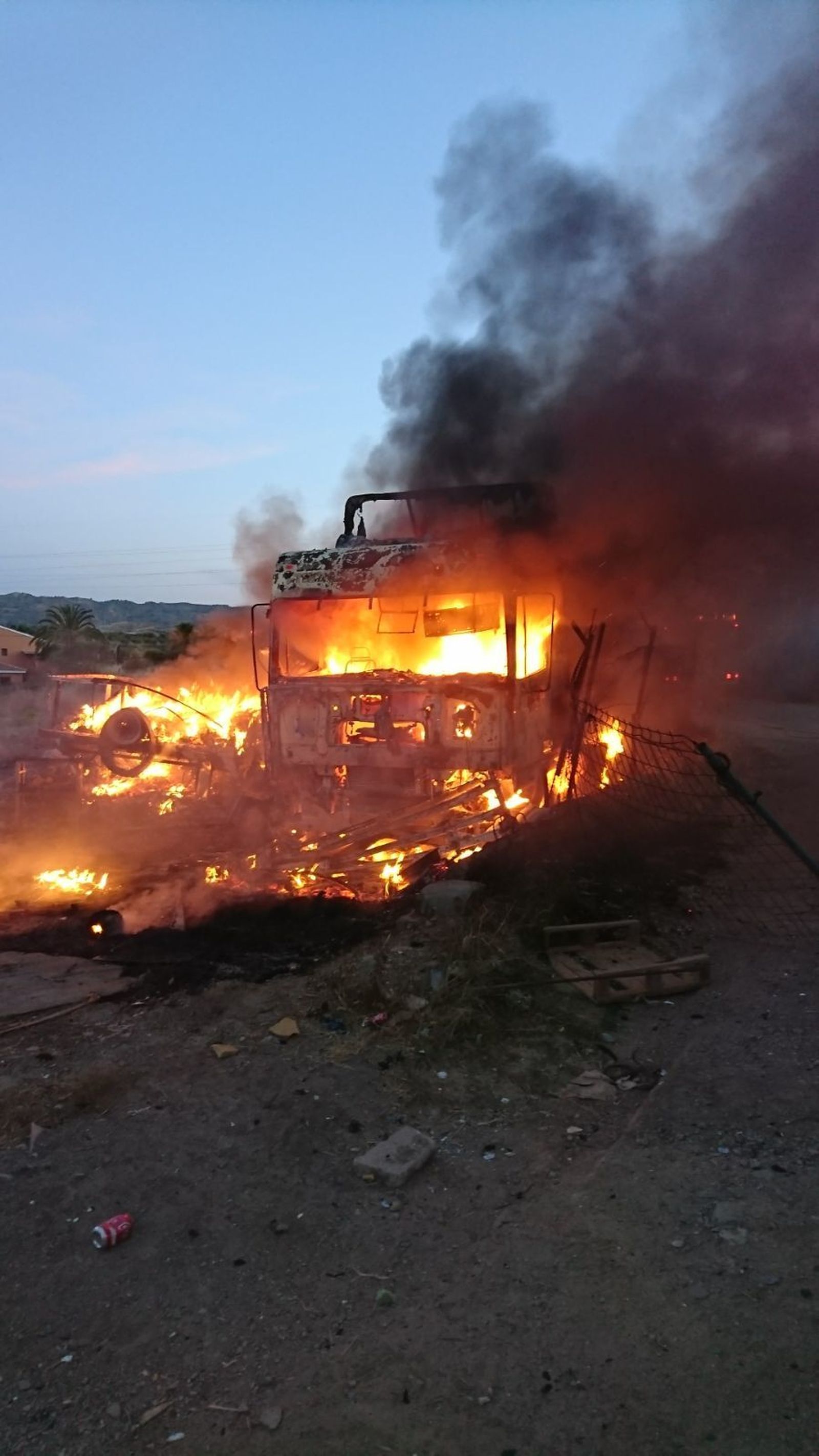 Un incendio calcina dos caravanas y una cabeza de tractor en Campanillas