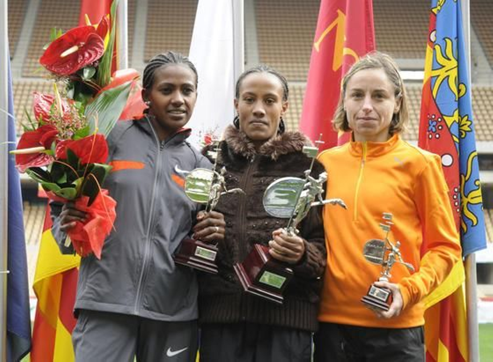4.161 corredores han participado en el XXVI Maratón Ciudad de Sevilla 2010 Gran Premio de Andalucía, que ha acabado ganando el keniano Phillip Biwot. / Juan Carlos Vázquez