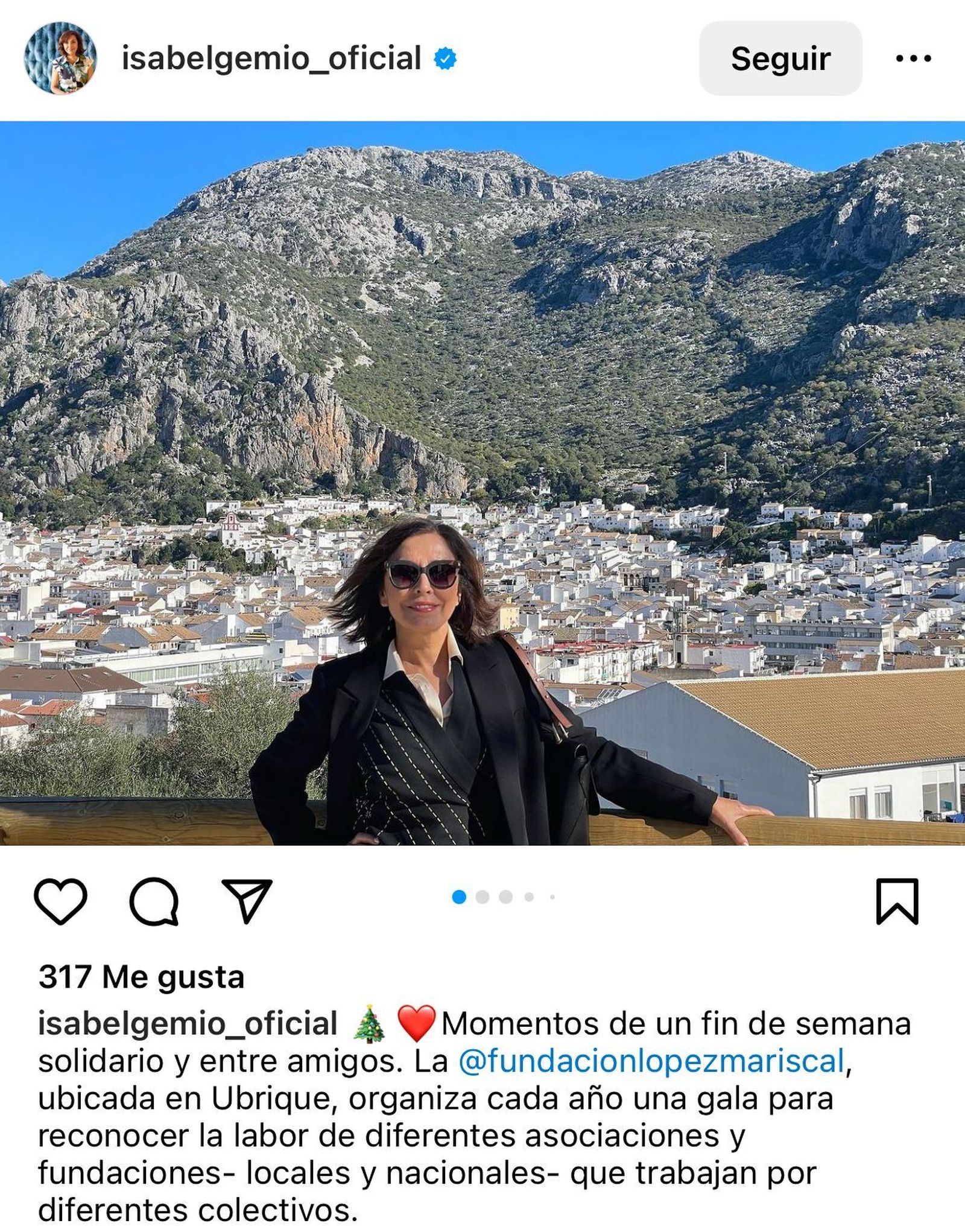 Publicación de Isabel Gemio con Ubrique de fondo.