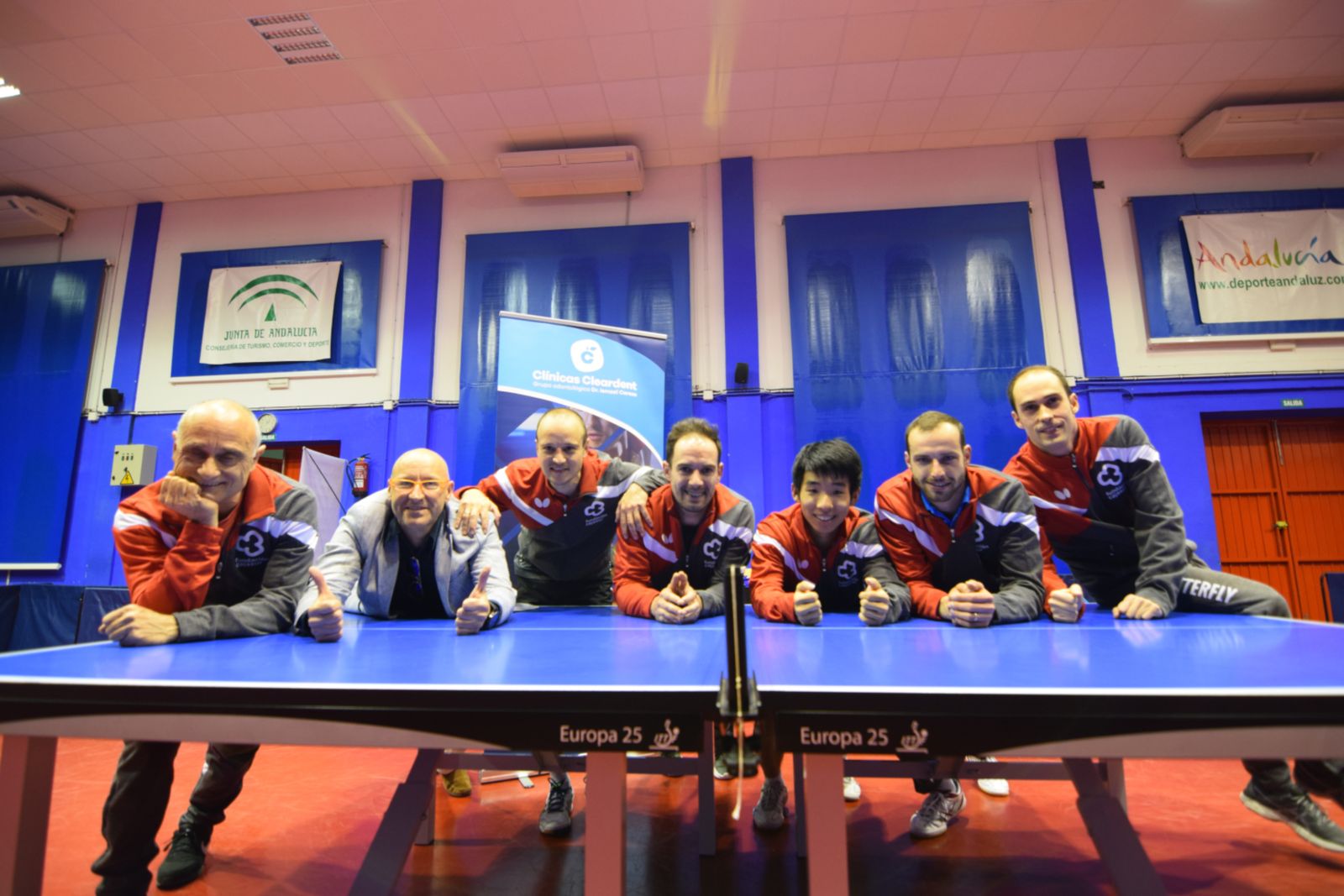 Los jugadores del Cajasur Priego, junto a su presidente y su técnico, tras ganar la liga.
