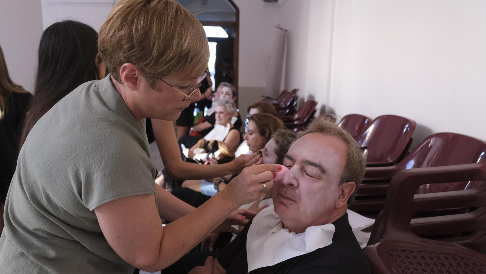 Maquillaje de los alumnos de la academia musical de Vélez Blanco para la ópera, en imágenes