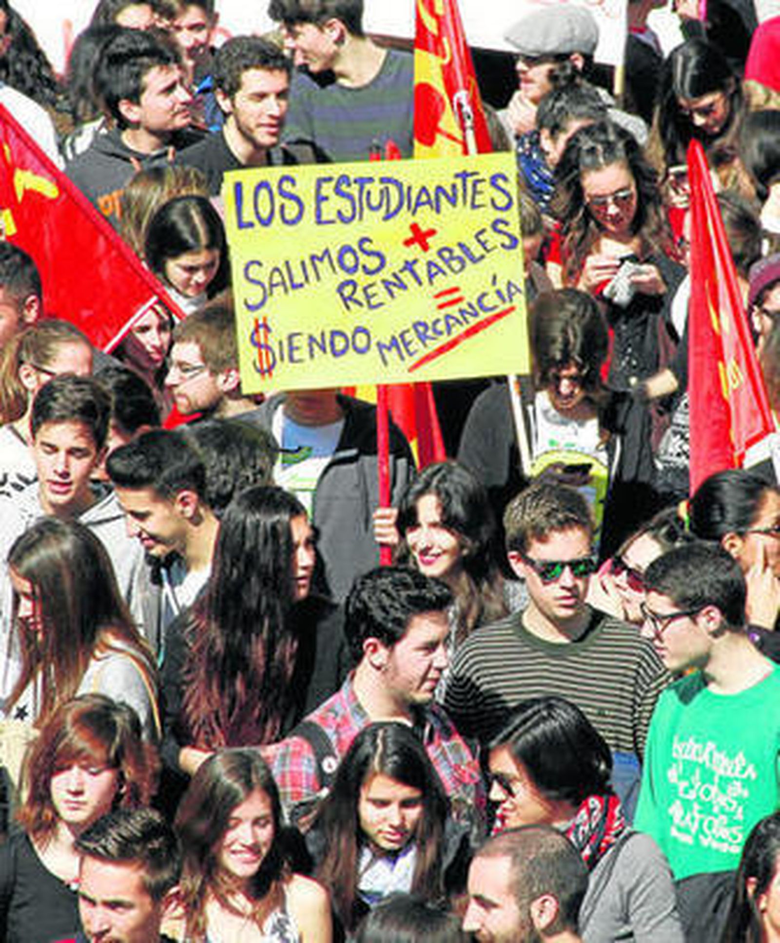 Los alumnos protestan por el encarecimiento de la educación superior.