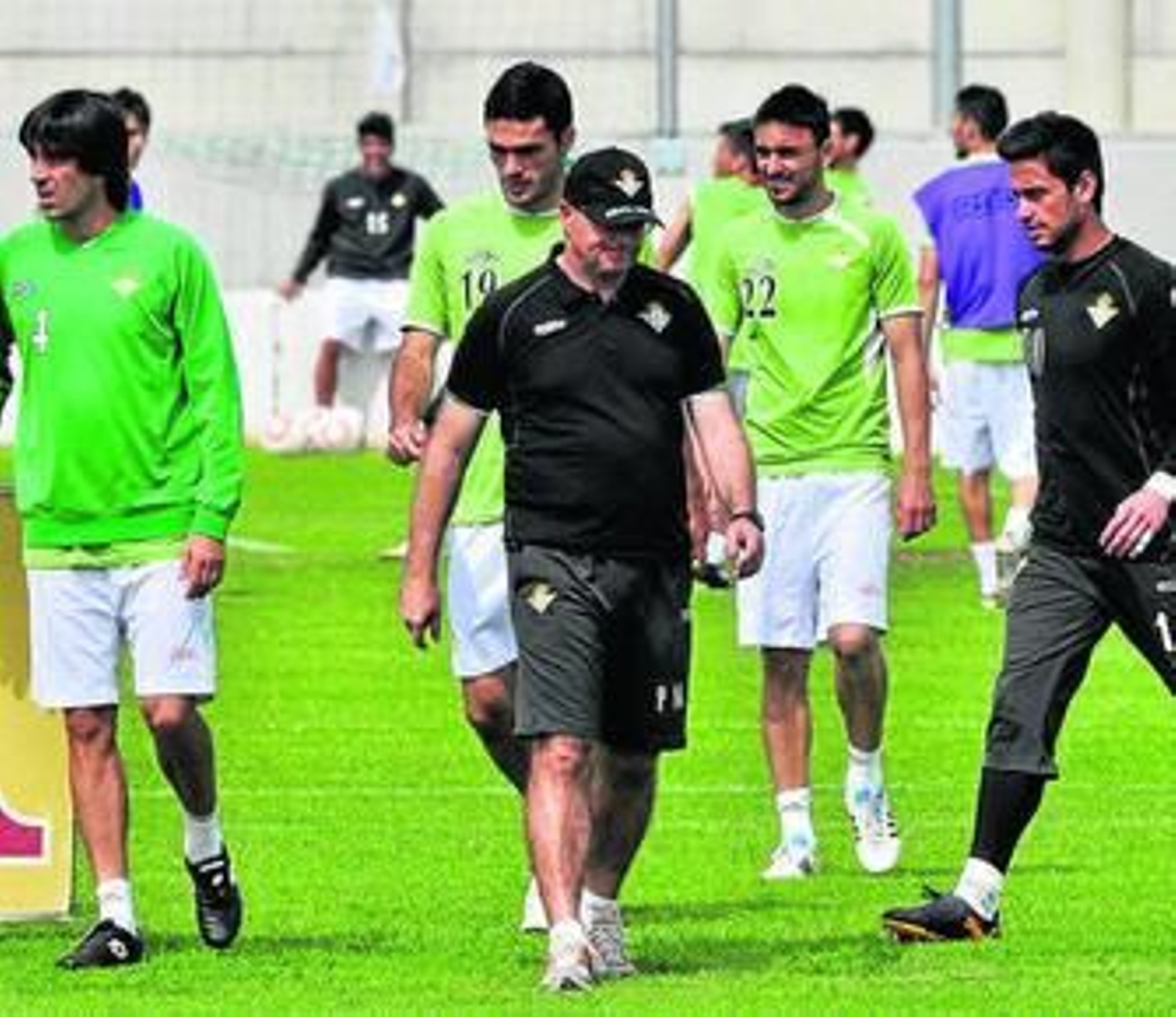 Pepe Mel, con Casto, Momo, Molina y Belenguer a su lado.