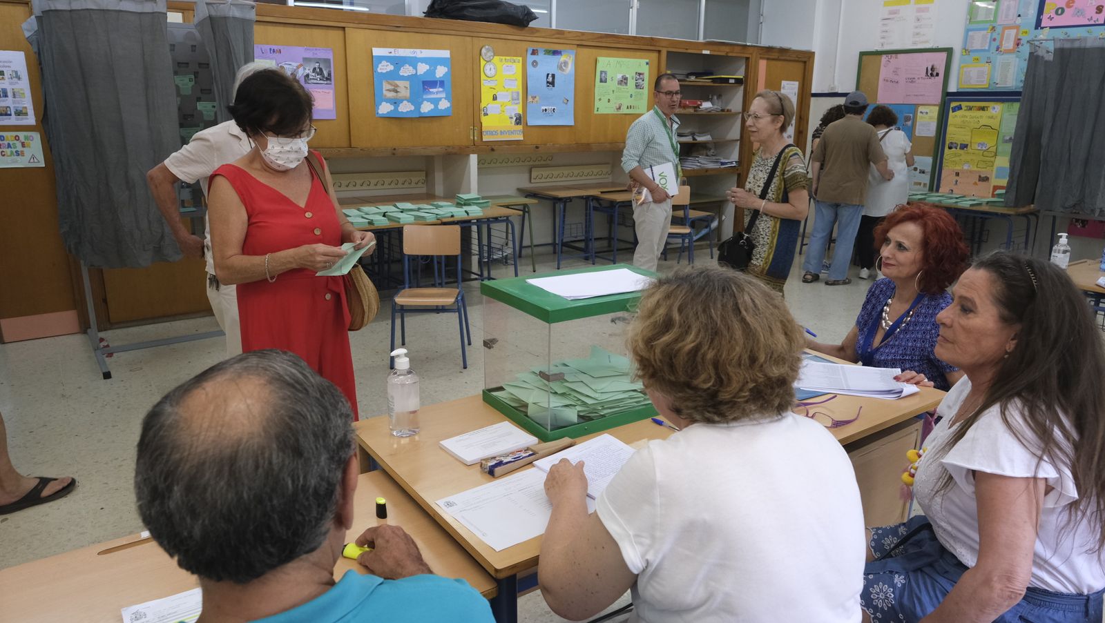 Imágenes de la votaciones en Almería al parlamento andaluz