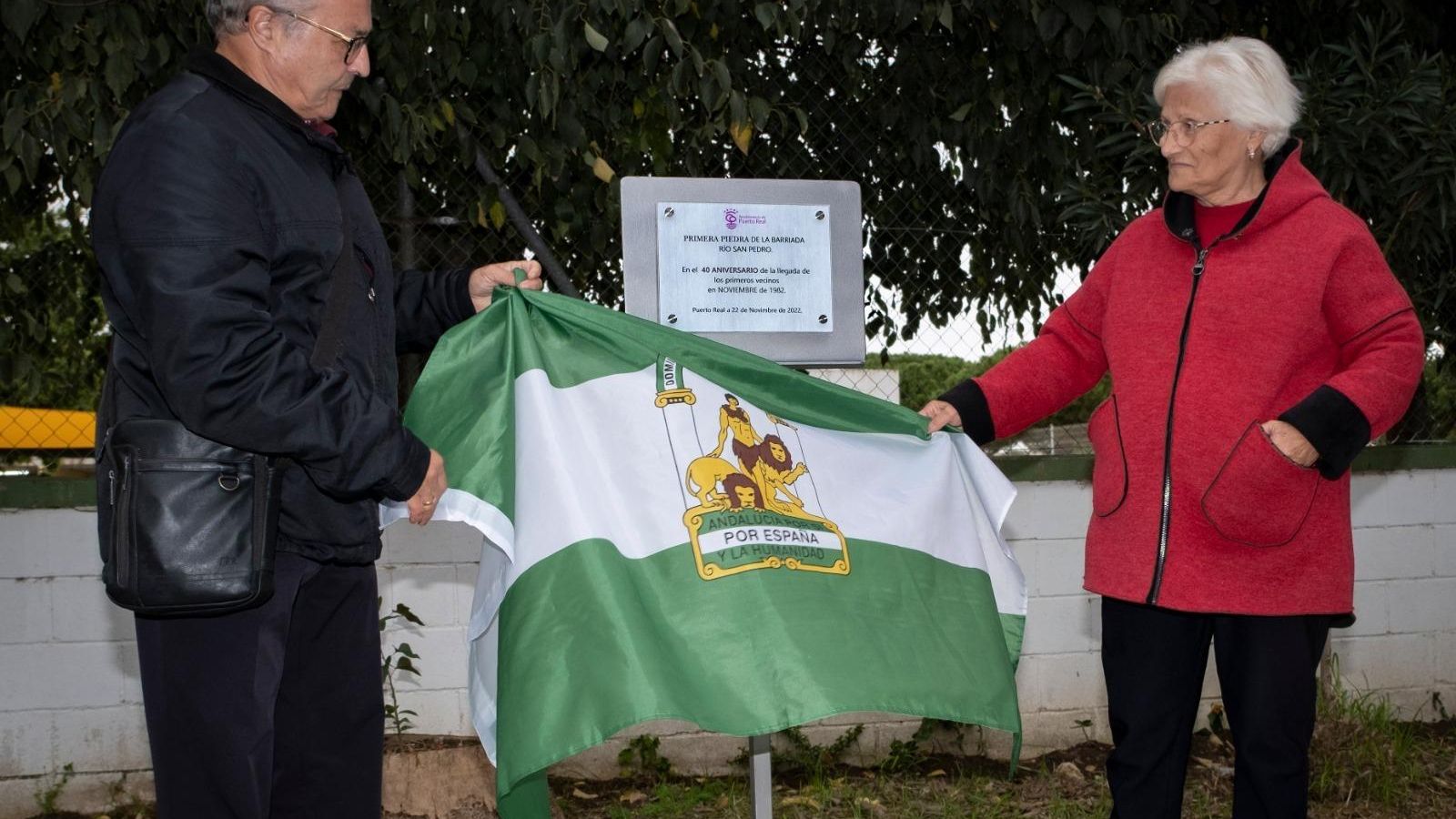 Manuel Villa y Carmen María Mesa descubren la Plaza que recuerda el 40 aniversario del barrio