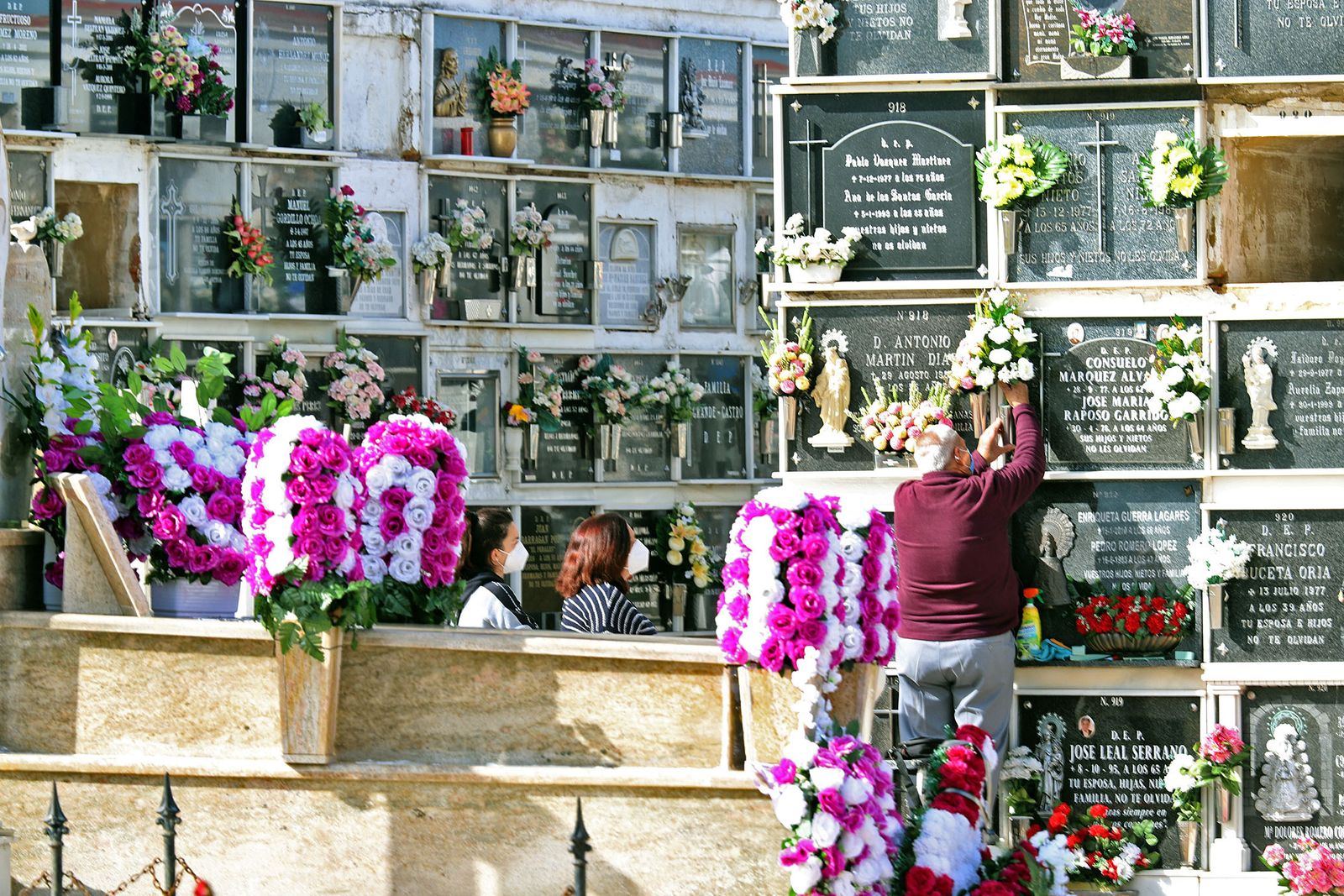 Imágenes de los preparativos en el cementerio de Huelva con motivo de la festividad de Todos los Santos