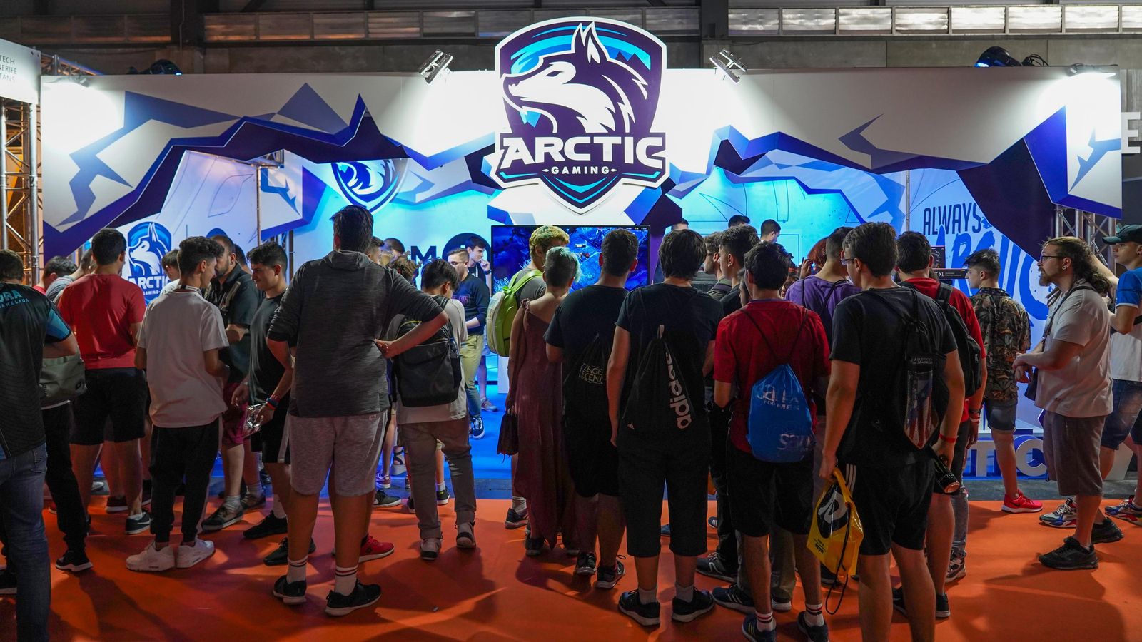 Aficionados al equipo visitan el 'stand' de la fera Gamergy