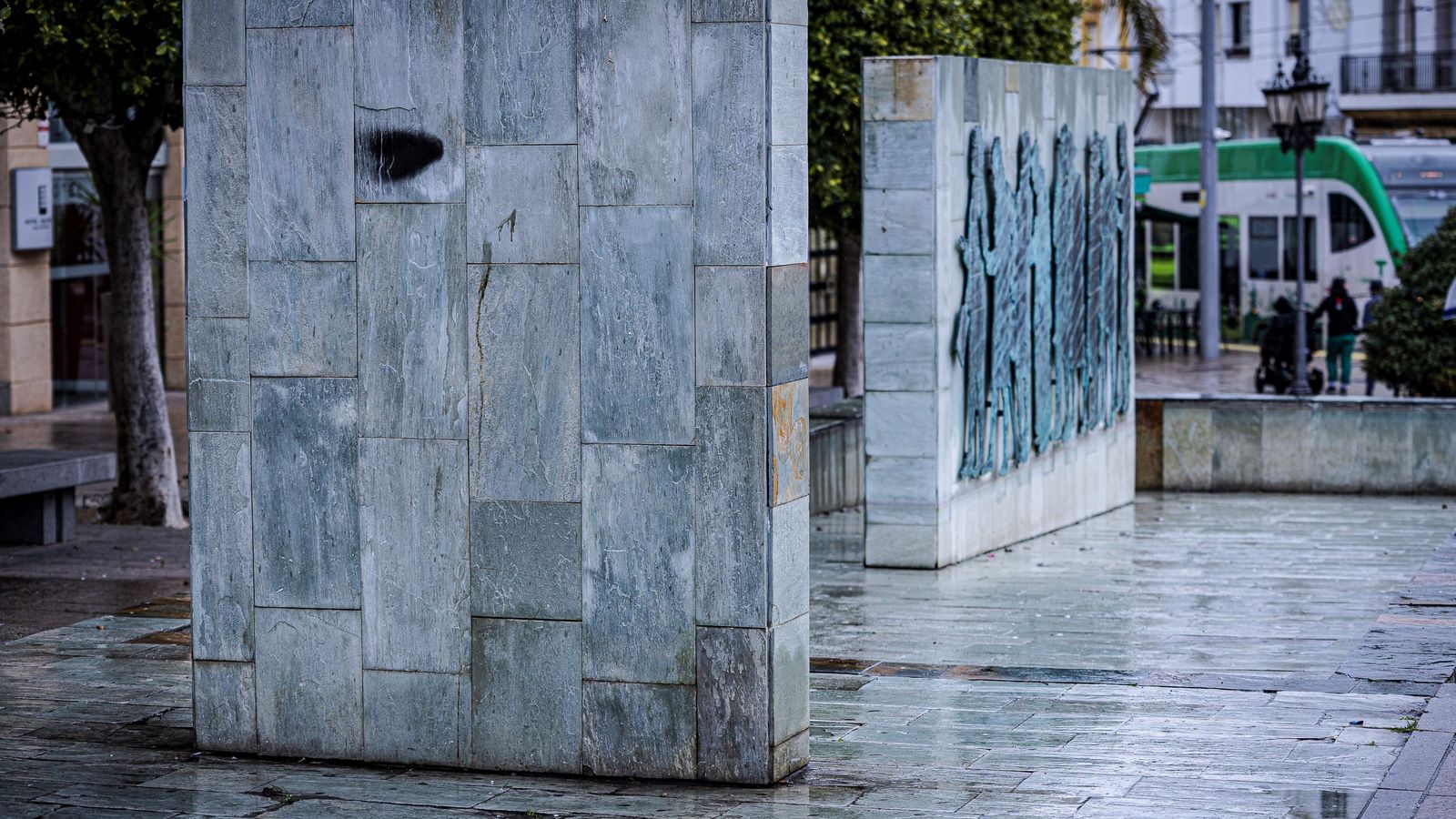 El deterioro de la plaza de la Iglesia en San Fernando, en imágenes