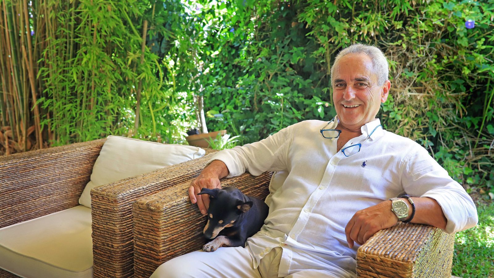 Joaquín Cantos posa  para Diario de Jerez con su perra.