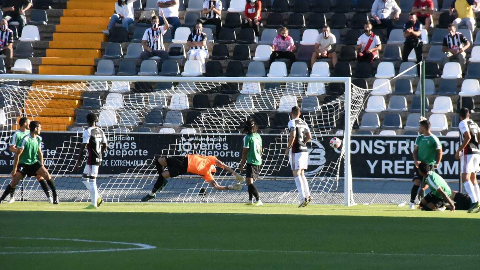 Becerra vuela y la zaga mira el balón de Concha que significó el 1-0.