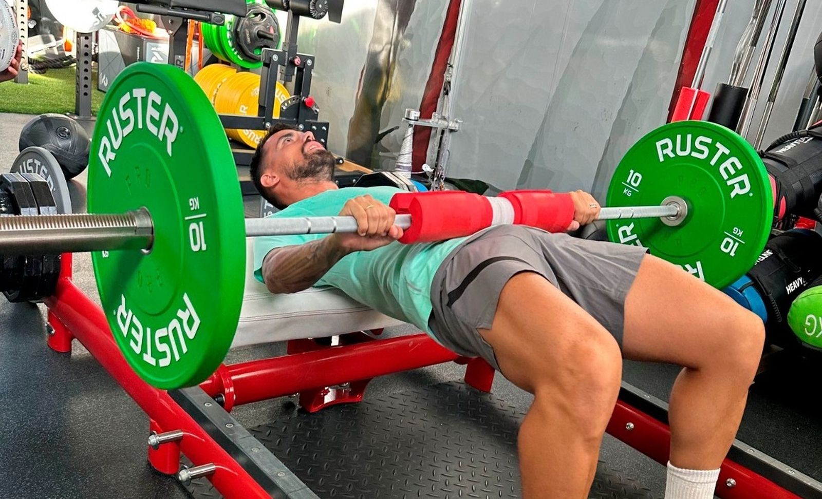 Suso hace trabajo isométrico con carga para reforzar los isquiotibiales.