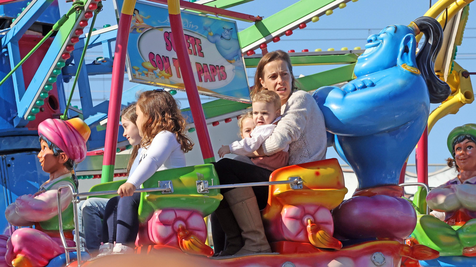 El parque de atracciones de Navidad junto a la Feria volvió a llenarse este sábado El parque de atracciones de Navidad junto a la Feria volvió a llenarse este sábado