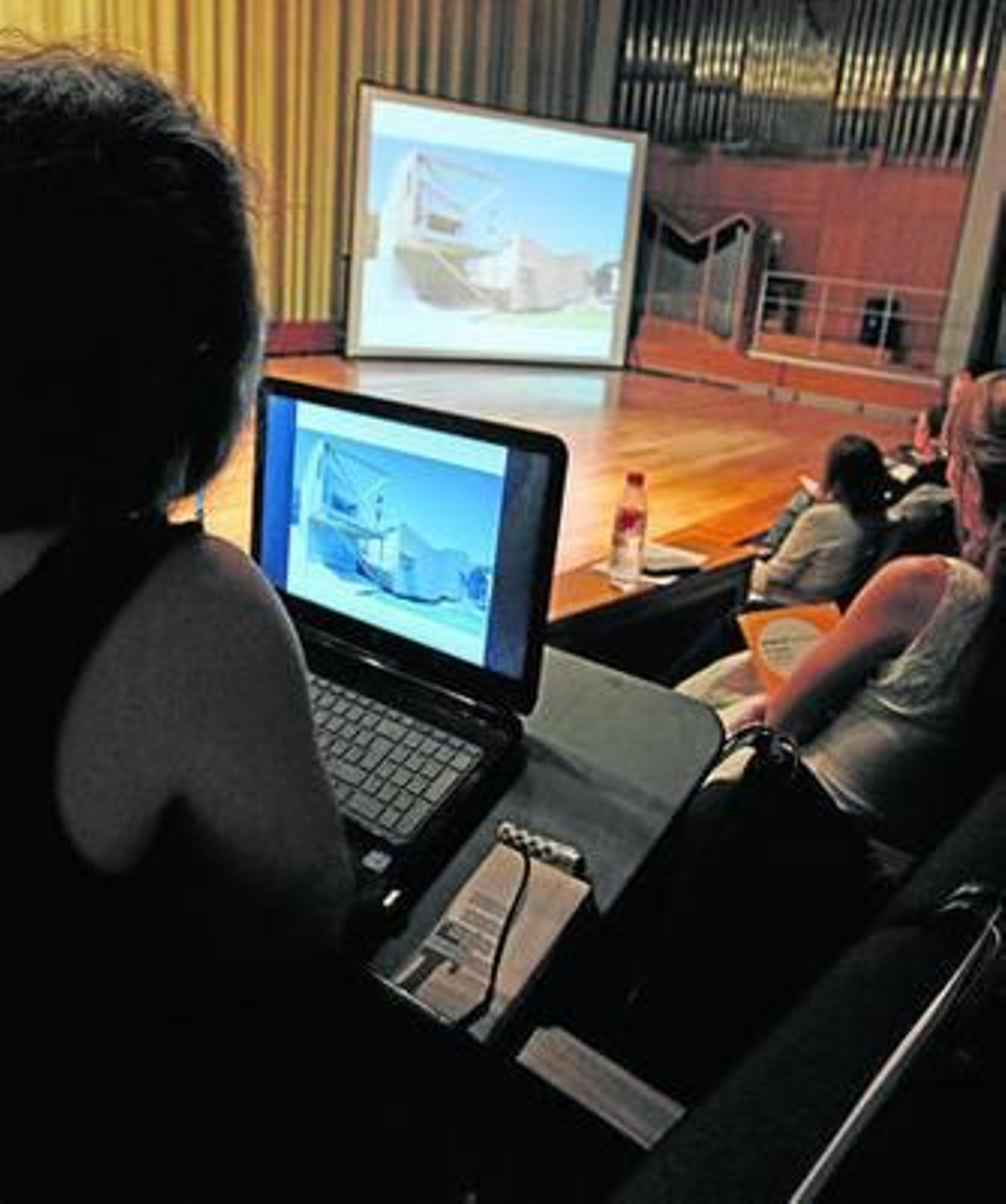 Los arquitectos se reunieron ayer en el Auditorio Manuel de Falla.