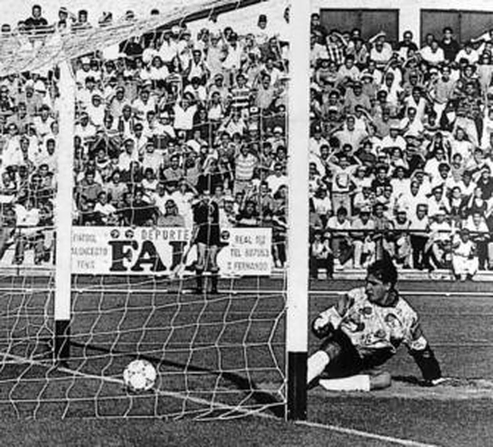 1. Asenjo, portero del Guadix, no puede detener el tiro de Lolo Hernández que significó el gol. 2. Superpaco se abraza a varios directivos y aficionados celebrando el ascenso a la categoría de bronce. 3. La fiesta se trasladó a los vestuarios, donde un jovencísimo Queco se encargó de hacer correr el champán para festejar el éxito del equipo.