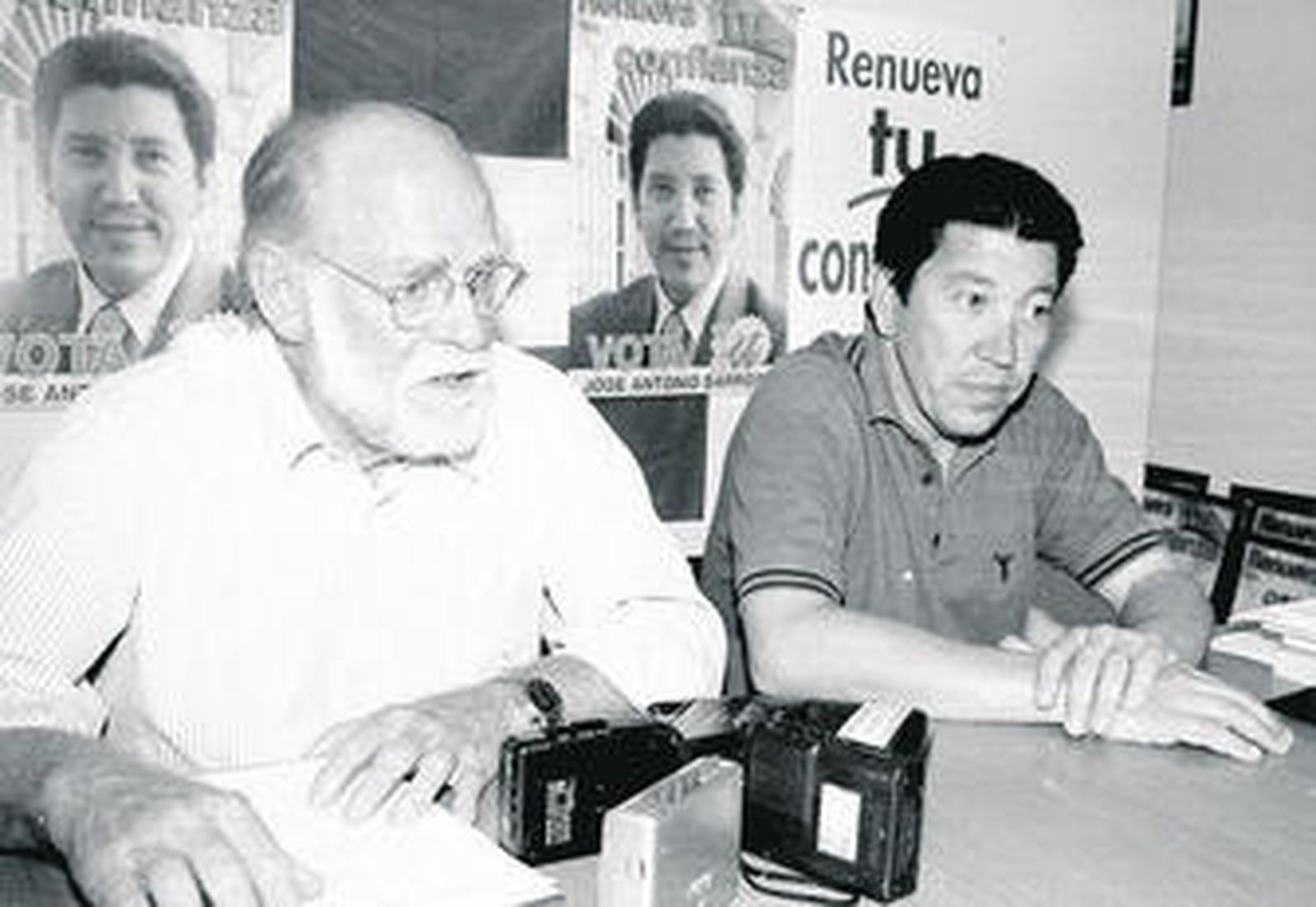 Narciso Torrente Larrossa junto a José Antonio Barroso durante una campaña electoral, en mayo de 1999.
