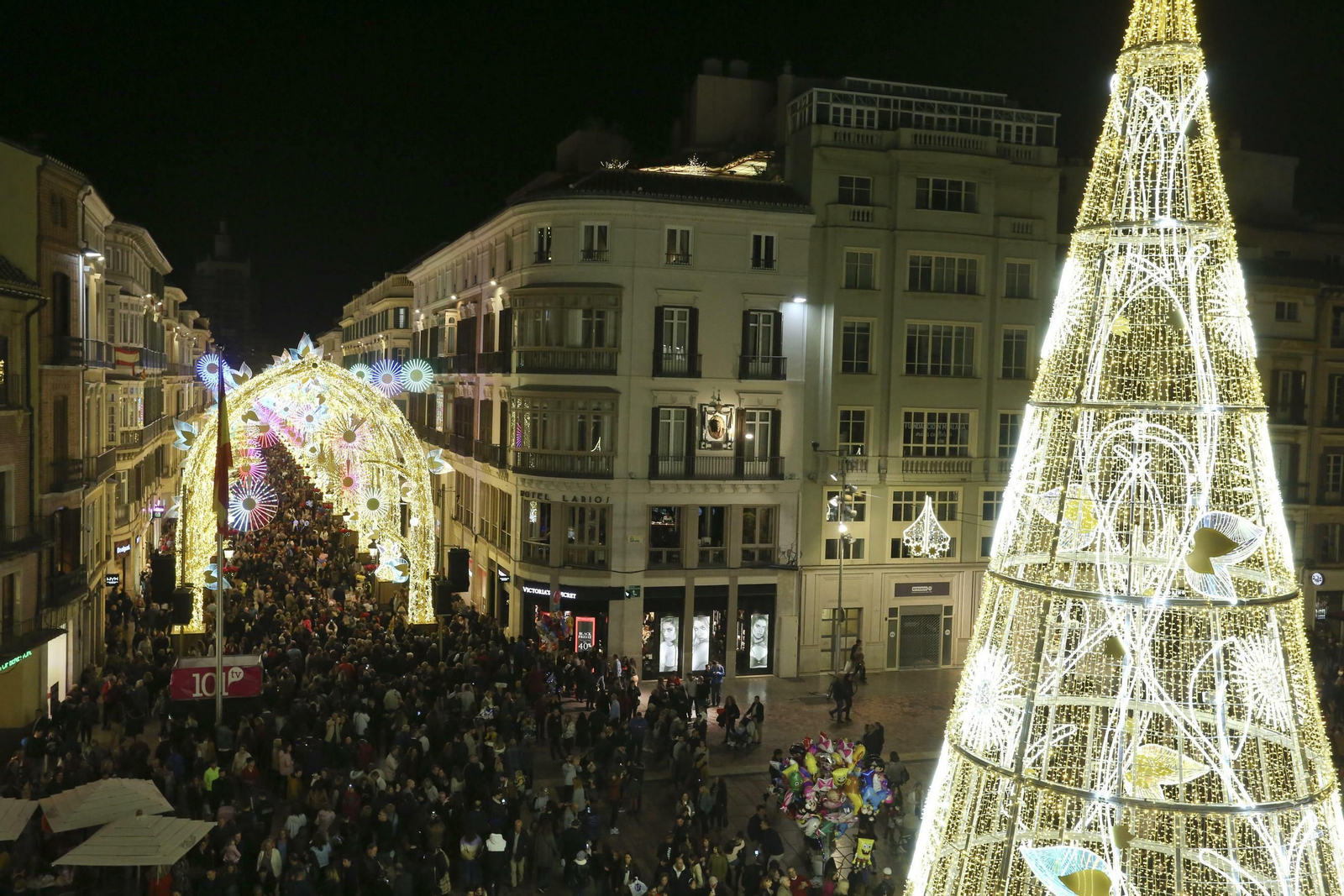 La plaza de la Constitución y la calle Larios con la iluminación navideña. La plaza de la Constitución y la calle Larios con la iluminación navideña.