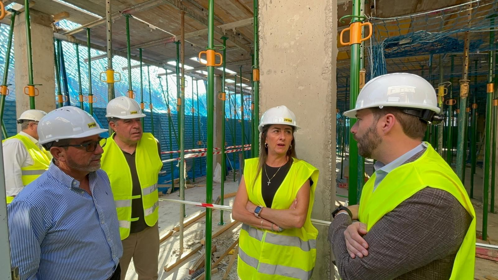 La delegada de la Junta de Andalucía ha visitado las obras del Residencia 21 de Asalsido.