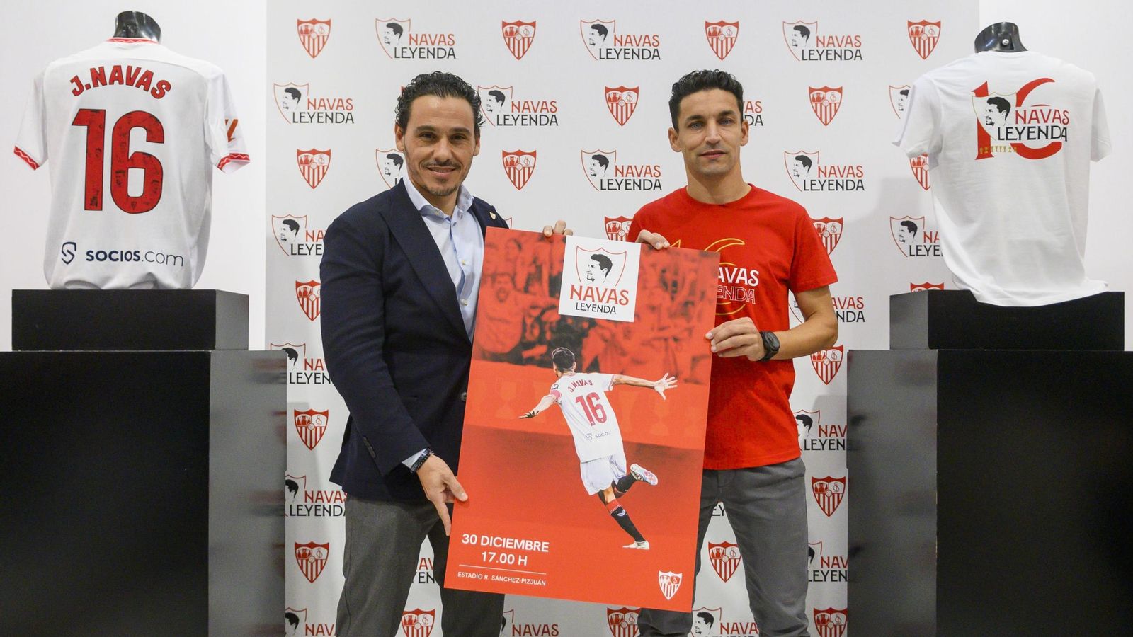 Del Nido Carrasco y Jesús Navas con el cartel anunciador de la despedida.