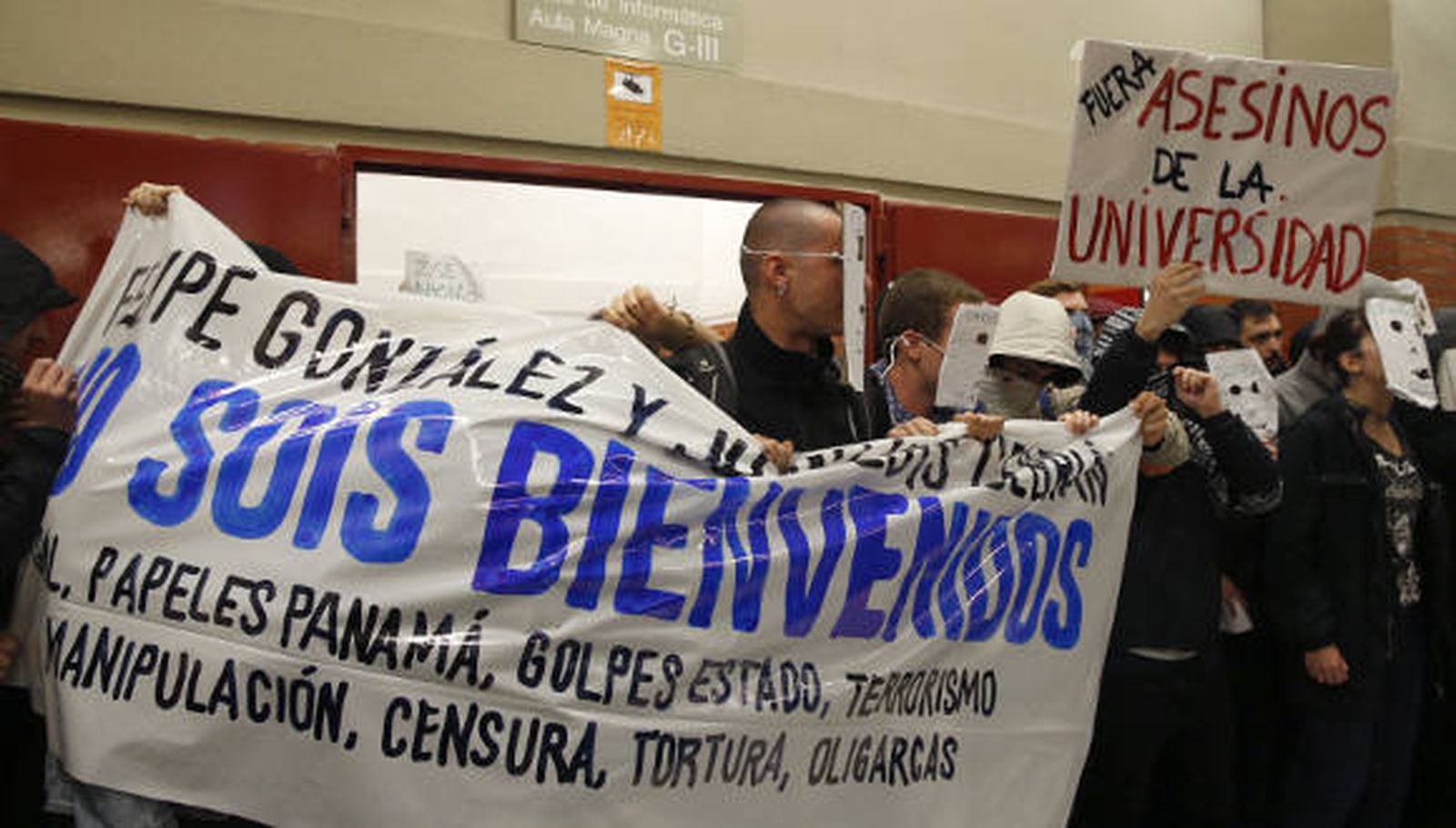 Decenas de jóvenes boicotean un acto de Felipe González en la Universidad Autónoma