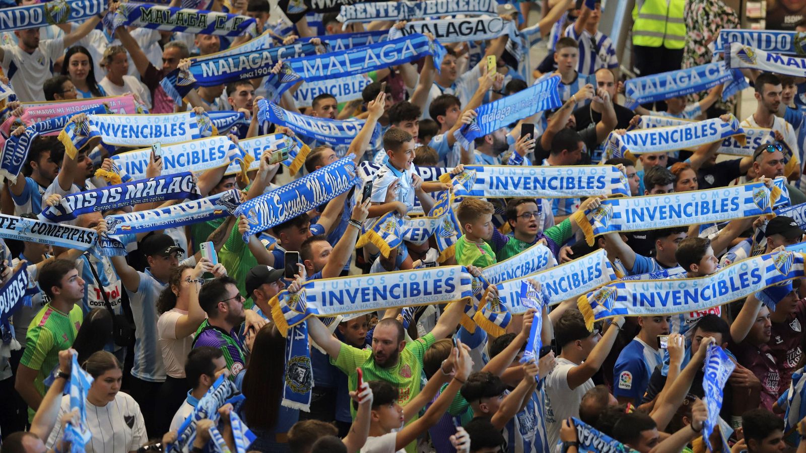 Las fotos de la afición despidiendo al Málaga en el aeropuerto antes de ir a Tarragona