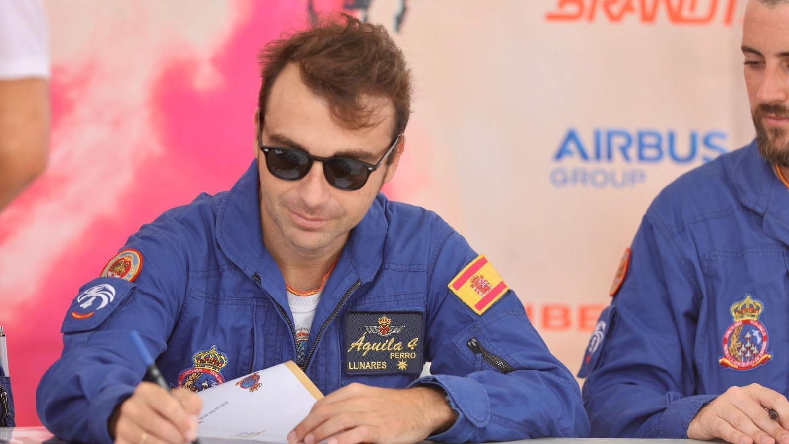 El comandante Llinares "Perro" firmando un póster