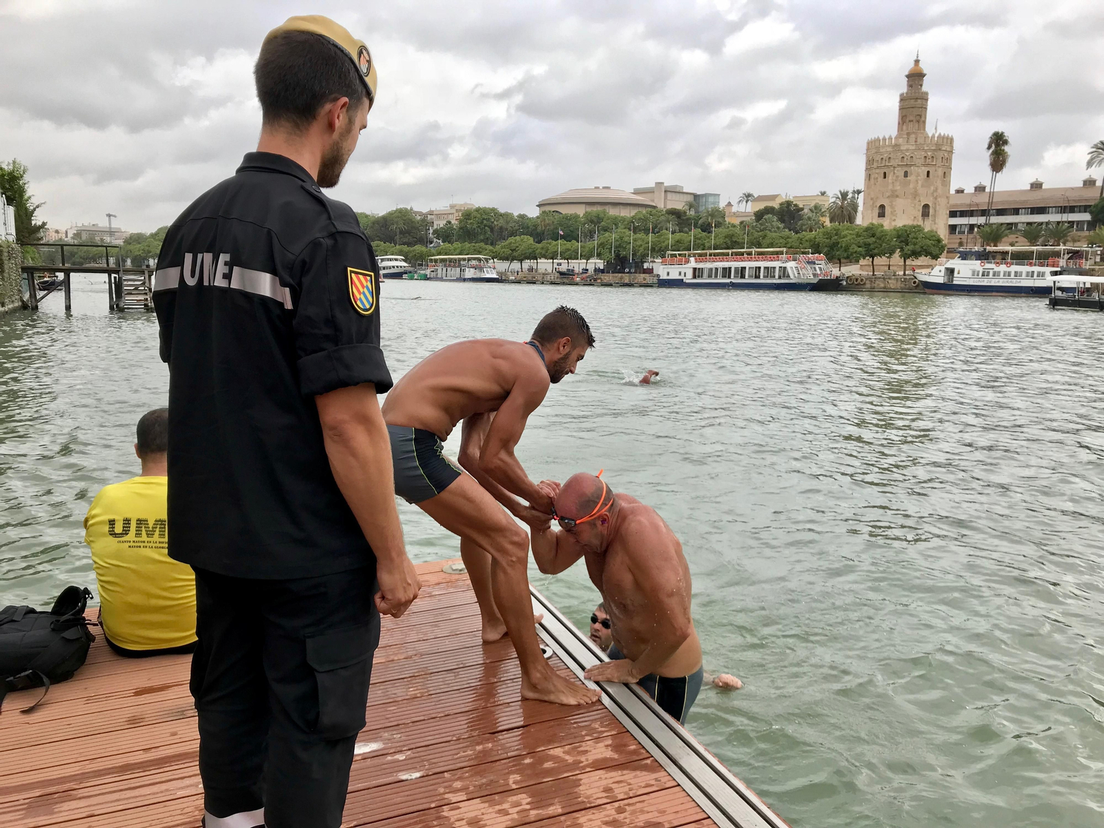 Soldados de la UME saliendo del río frente a la Torre del Oro