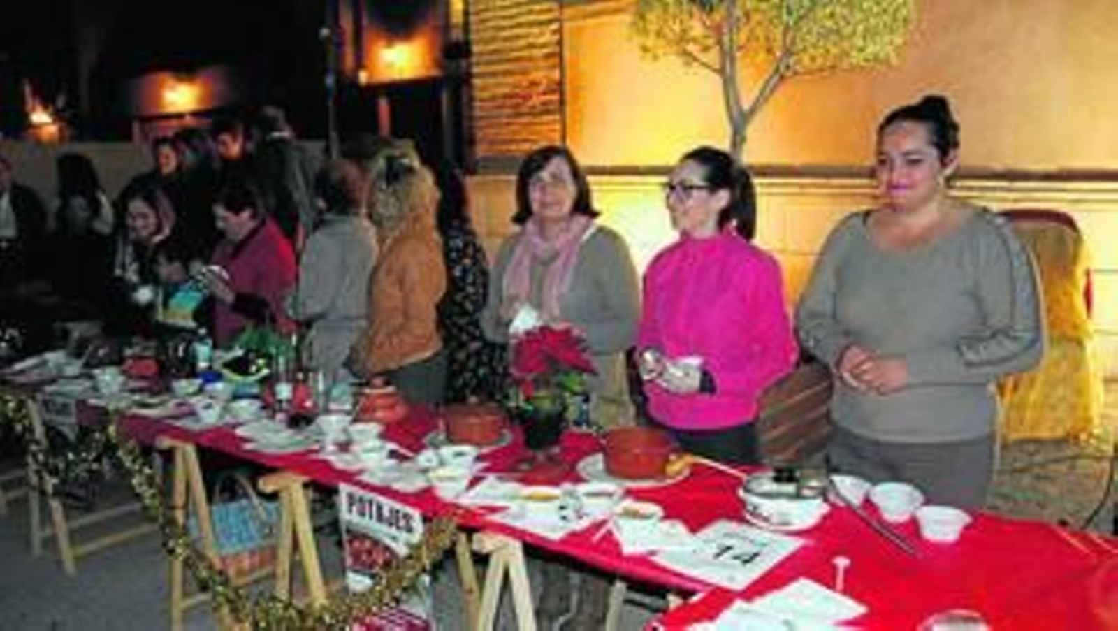 Las participantes con sus respectivos potajes, tras ser degustados por el jurado.