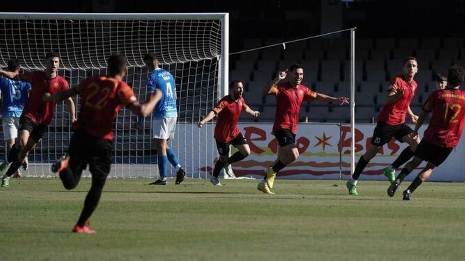 Los jugadores del Jove Español celebran su gol en Chapín ante el Xerez DFC.