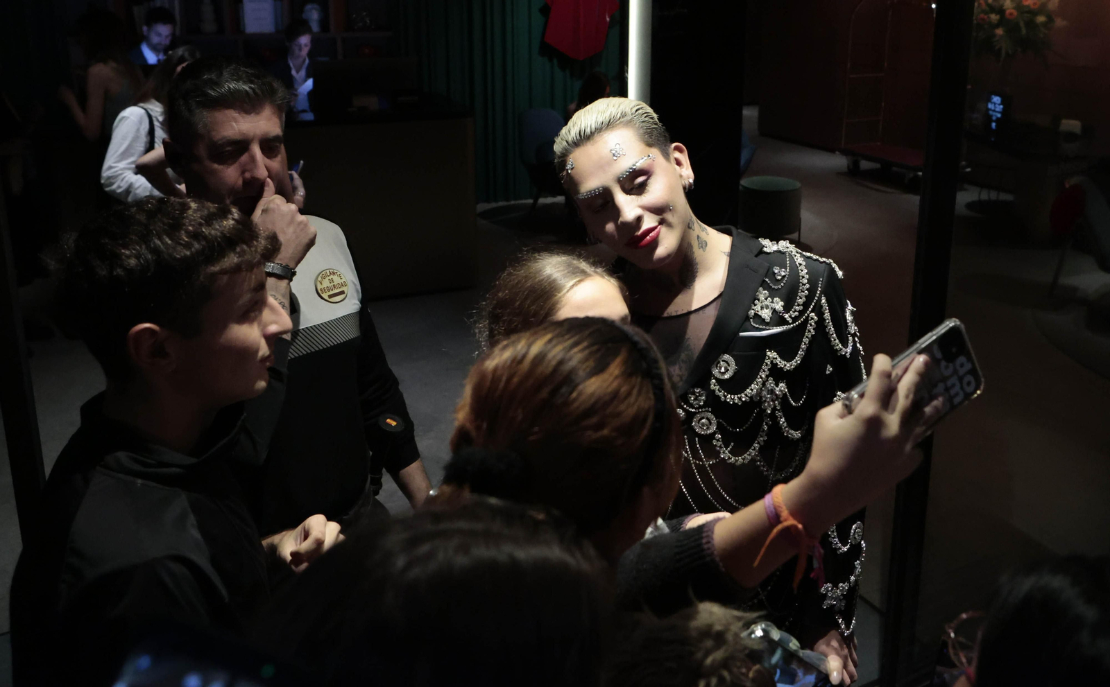 Grammys Latinos en Sevilla, la espera en la puerta de los hoteles