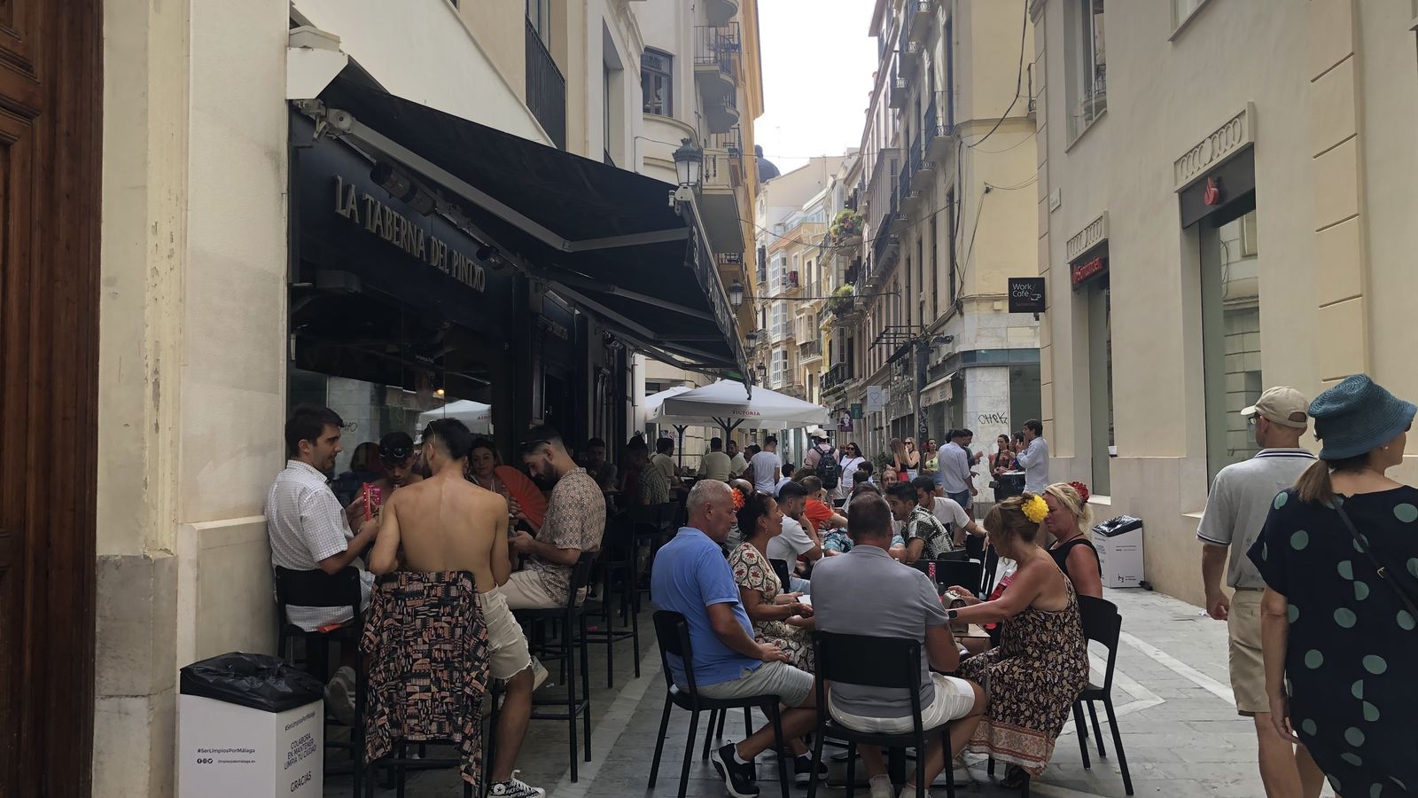 Comensales disfrutando de los días de Feria en el Centro de Málaga.