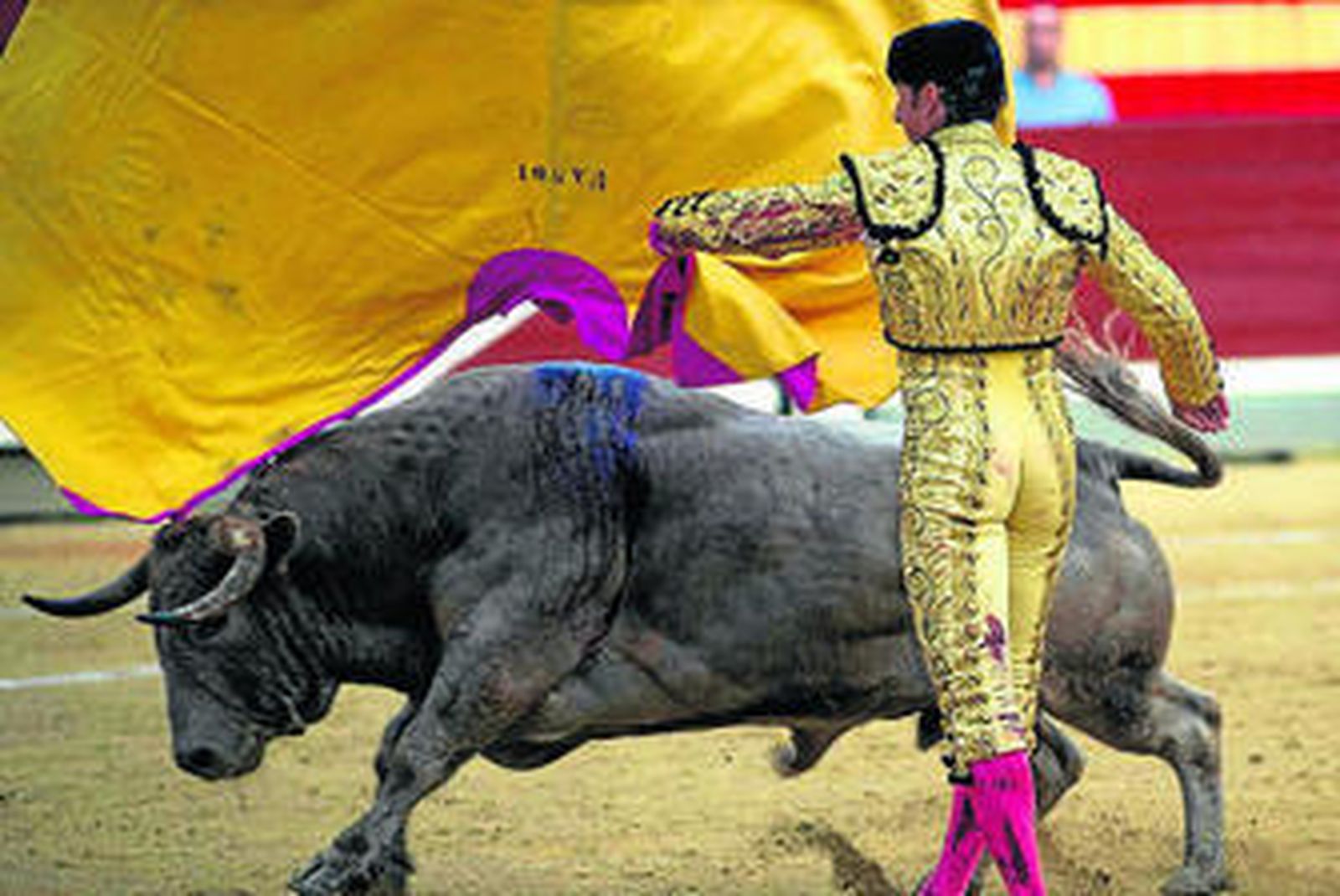 El Fandi, en un remate con la capa, ayer, en la plaza de Jaén.