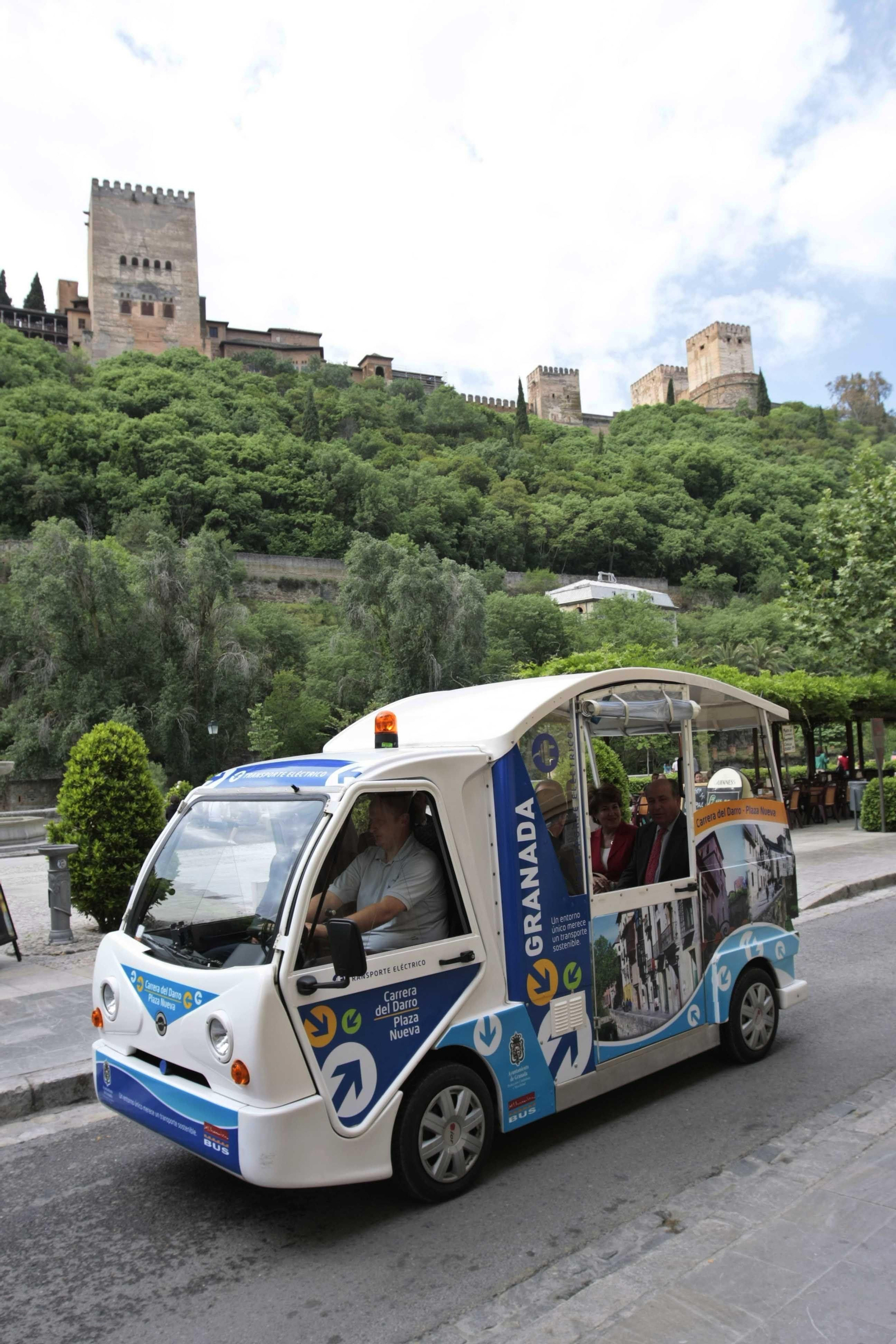 1. La calle más transitada por granadinos y turistas tiene autorizado el paso de clientes de hoteles, taxis, microbuses urbanos y del tren. 2. La Diabline que conectó la zona durante la peatonalización. 3. La carta rescatada por una vecina.