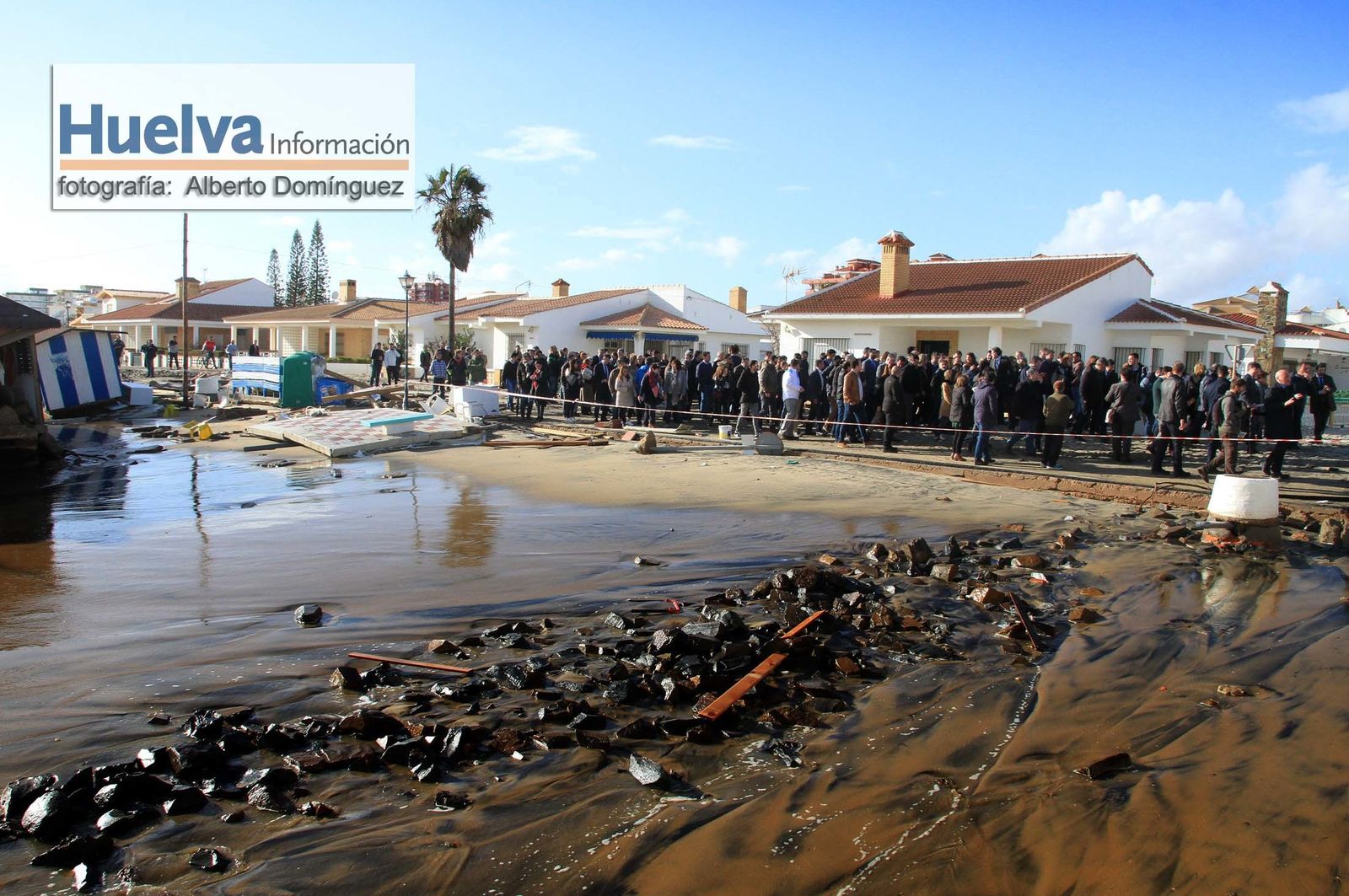 Imágenes de la visita de Rajoy y Susana Díaz a la playa de La Antilla