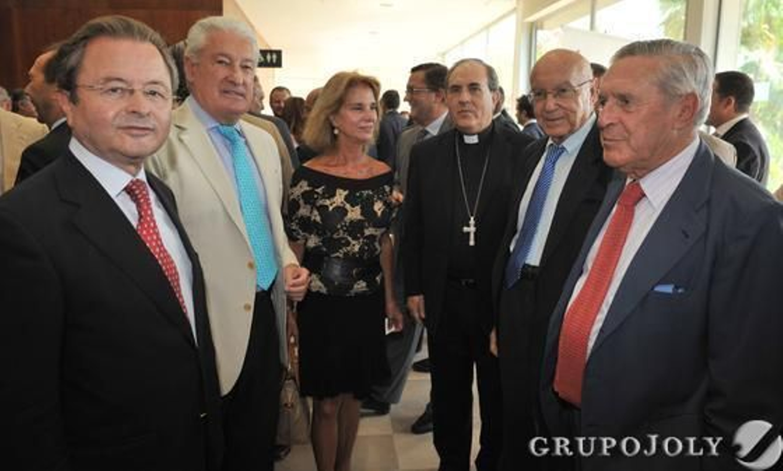 Miguel Jiménez, director de Unión Fenosa en Andalucía; Miguel Nuche, presidente del Casino Gaditano; Isabel León, presidenta de la Academia de Bellas Artes de Sevilla; Juan José Asenjo, arzobispo de Sevilla; Manuel Clavero, presidente del Consejo Editorial del Grupo Joly, y José Ramón del Río, abogado del Estado.

Foto: Victoria Hidalgo / Juan Carlos Vazquez