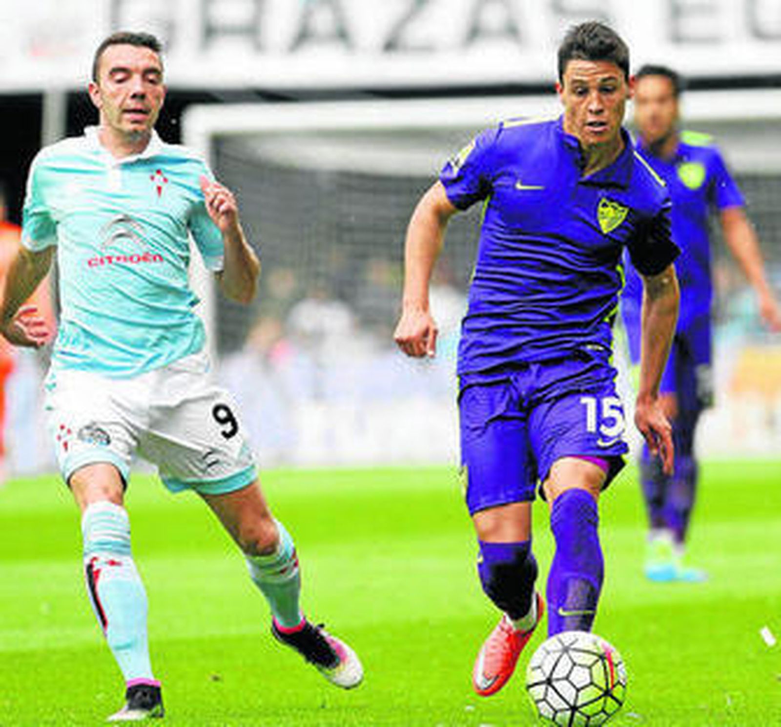 Ricca conduce el balón presionado por Iago Aspas.