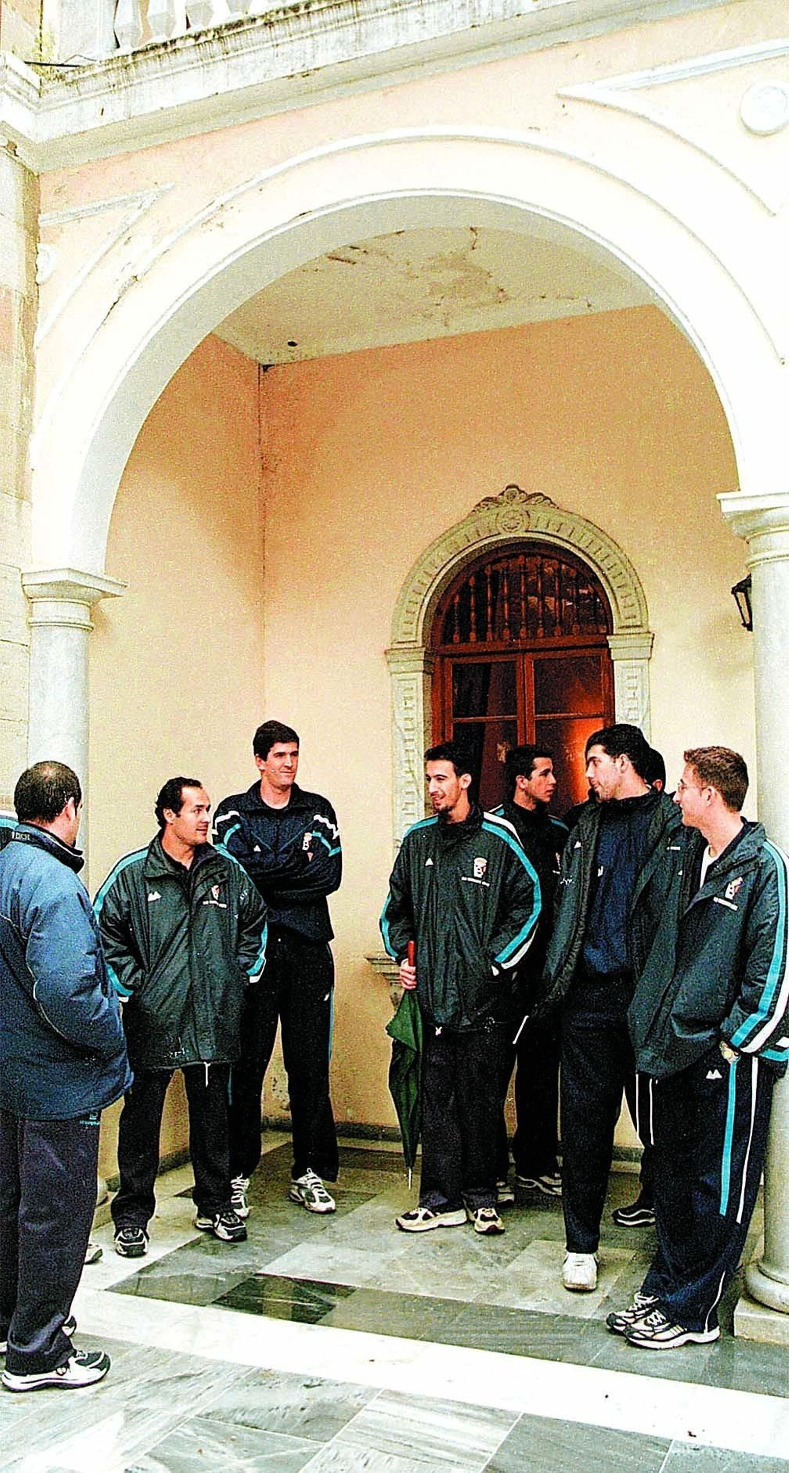 Jugadores y técnicos del CBL se manifiestan en el Ayuntamiento, en la 2000-01.