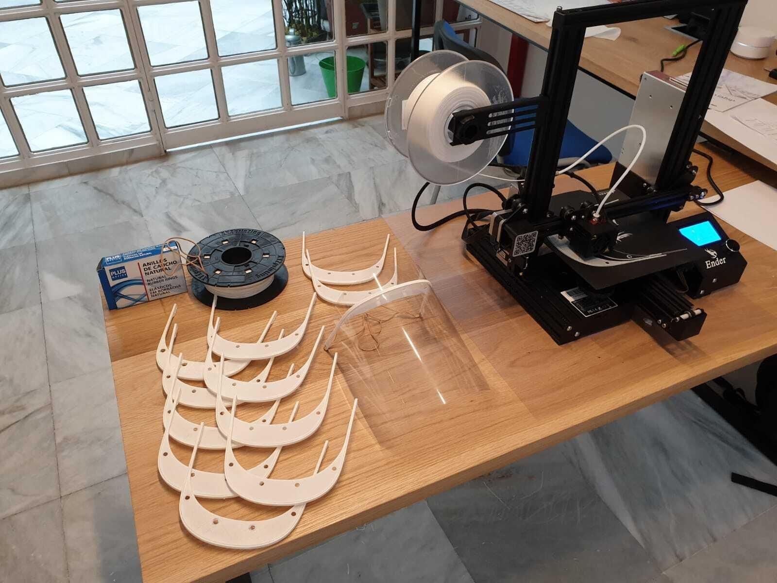 Las viseras protegerán al personal sanitario del posible contagio.