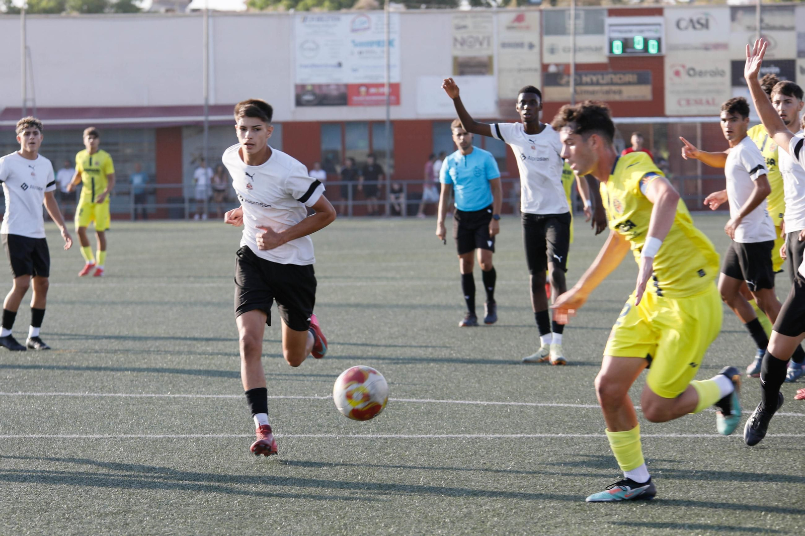 Los cañaeros piden fuera de juego durante el encuentro del Trofeo de Feria Juan Oncala que les enfrentó al Villarreal.