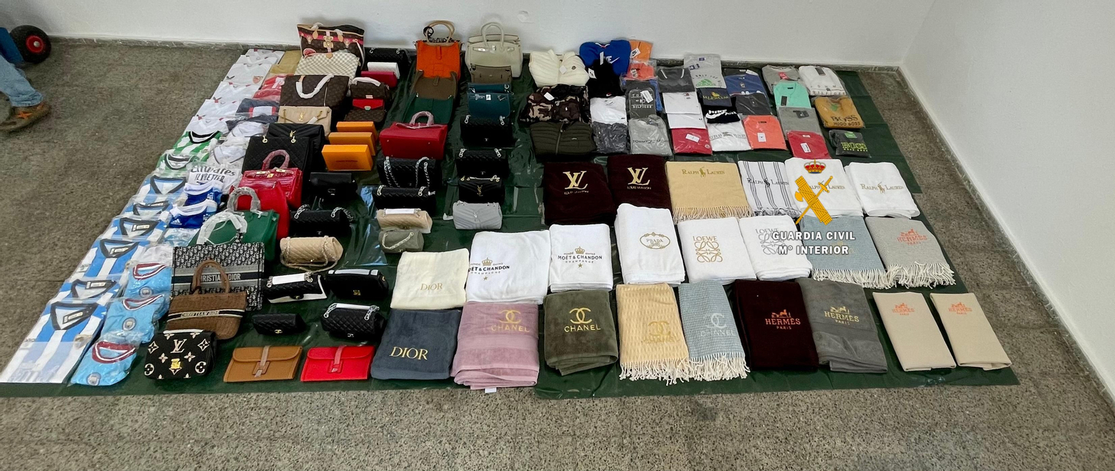 Algunos de los productos falsificados intervenidos.