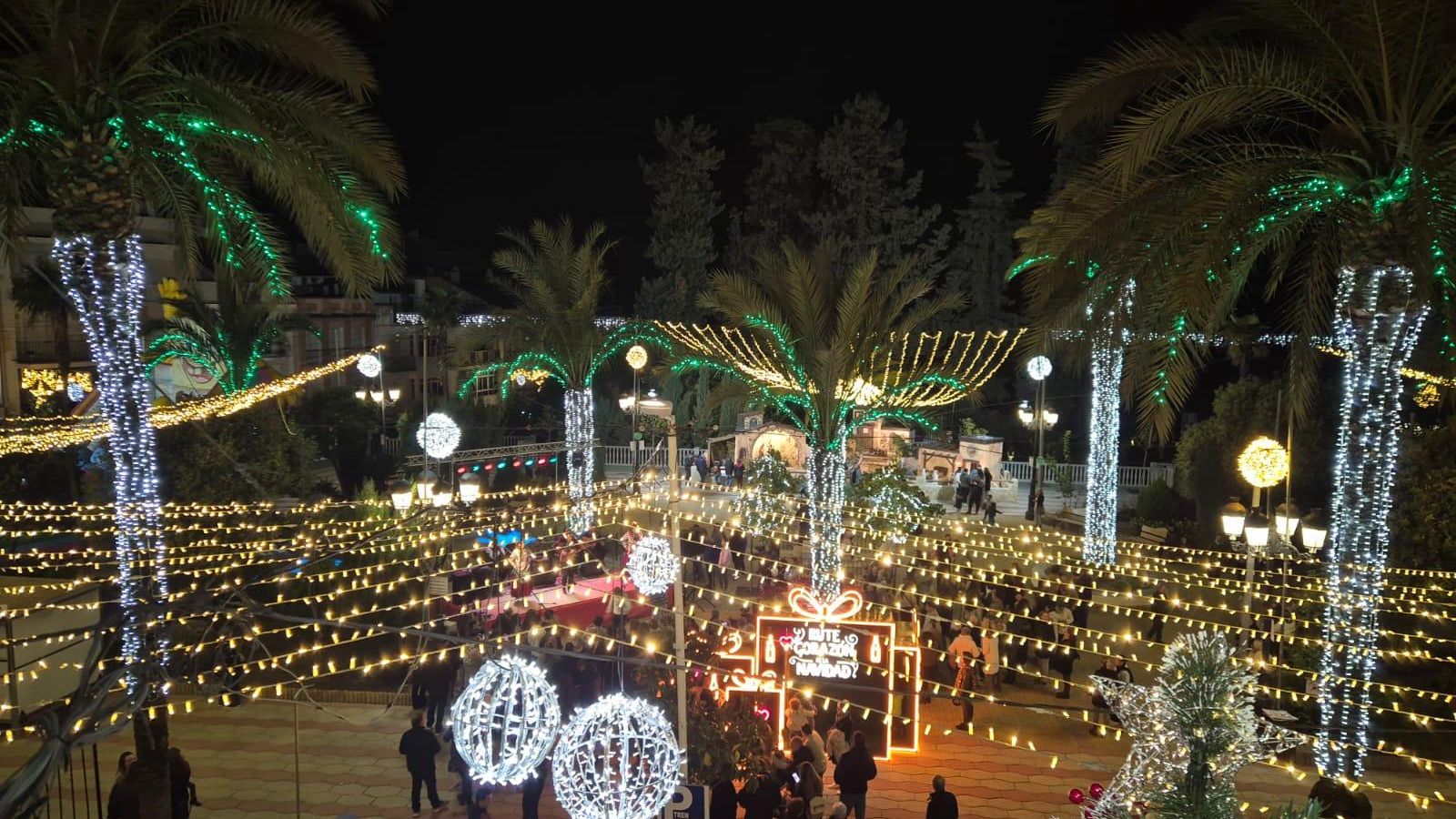 Alumbrado navideño en el Paseo Francisco Salto.