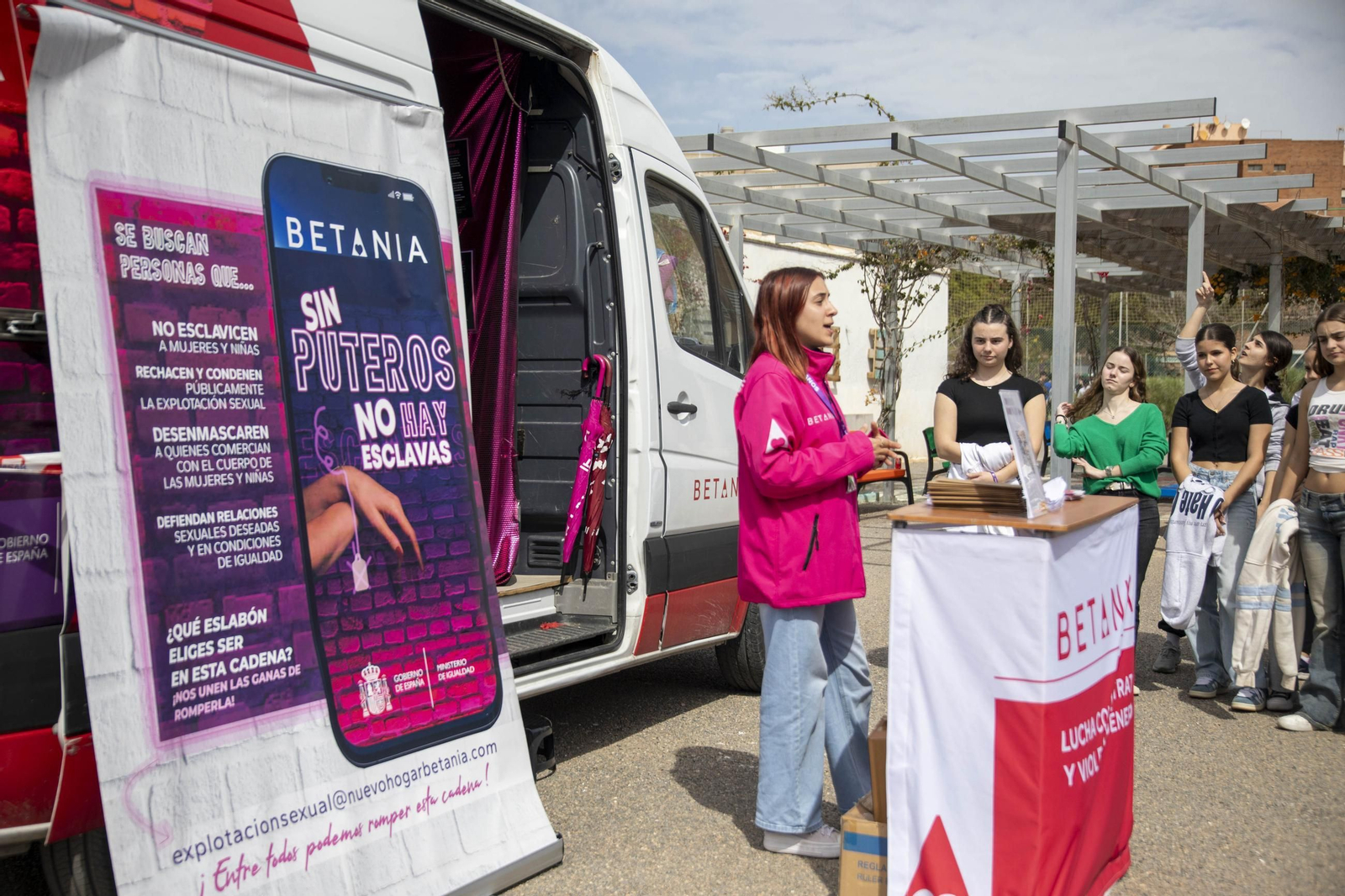 Sensibilización sobre la trata de mujeres en el IES Maestro Padilla de Almería, en imágenes