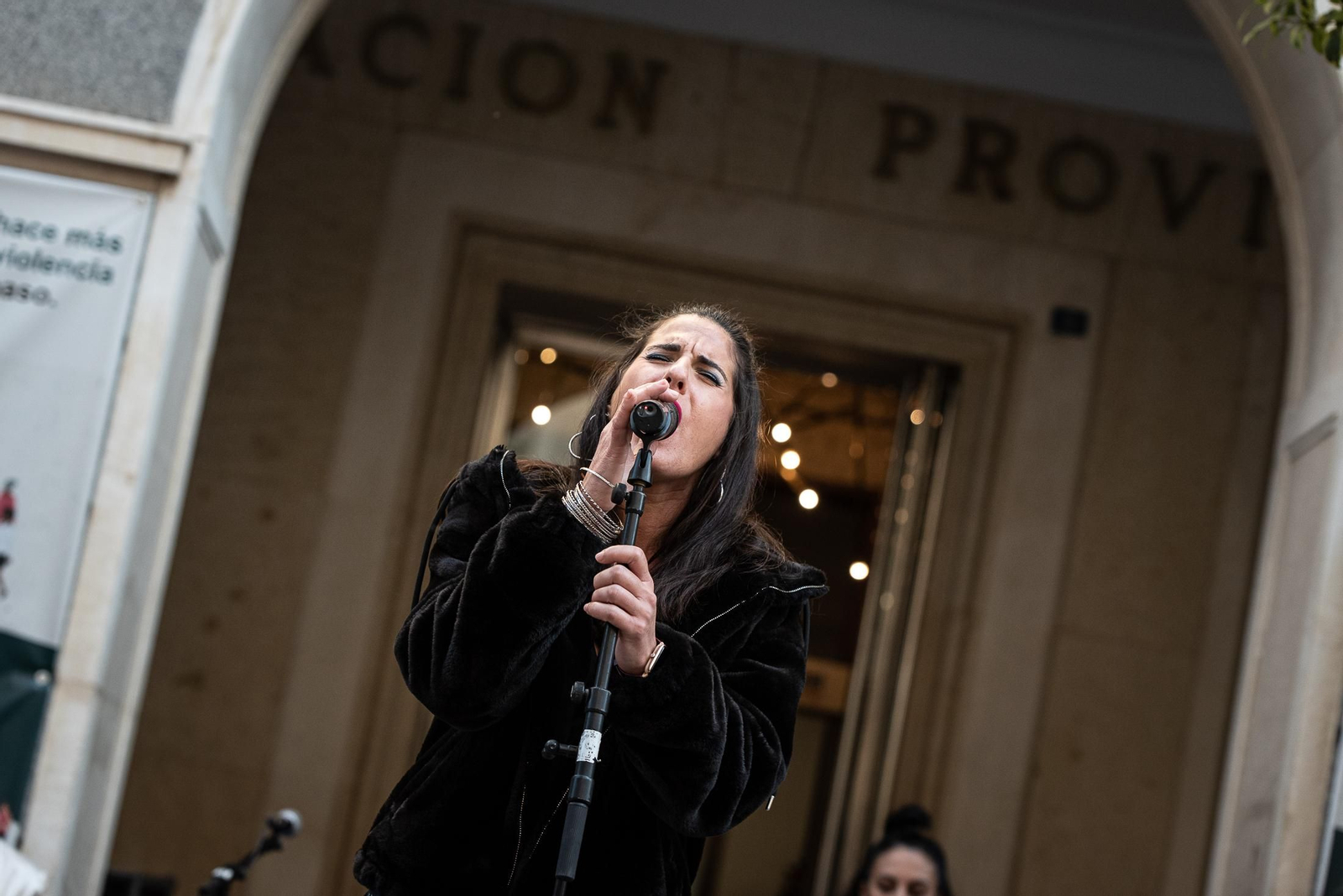 Imágenes de la Zambombá " Sones de Navidad" en la puerta de la Diputación