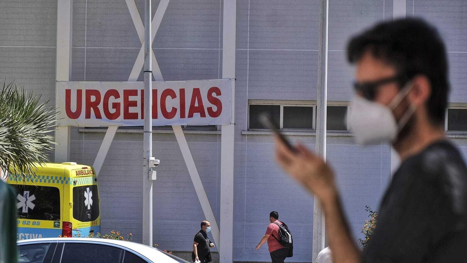 Un joven pasa por delante de Urgencias del Puerta del Mar.