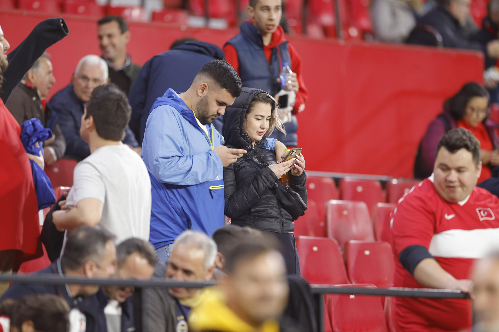 Búscate en las fotos del Sevilla-Fenerbahçe,