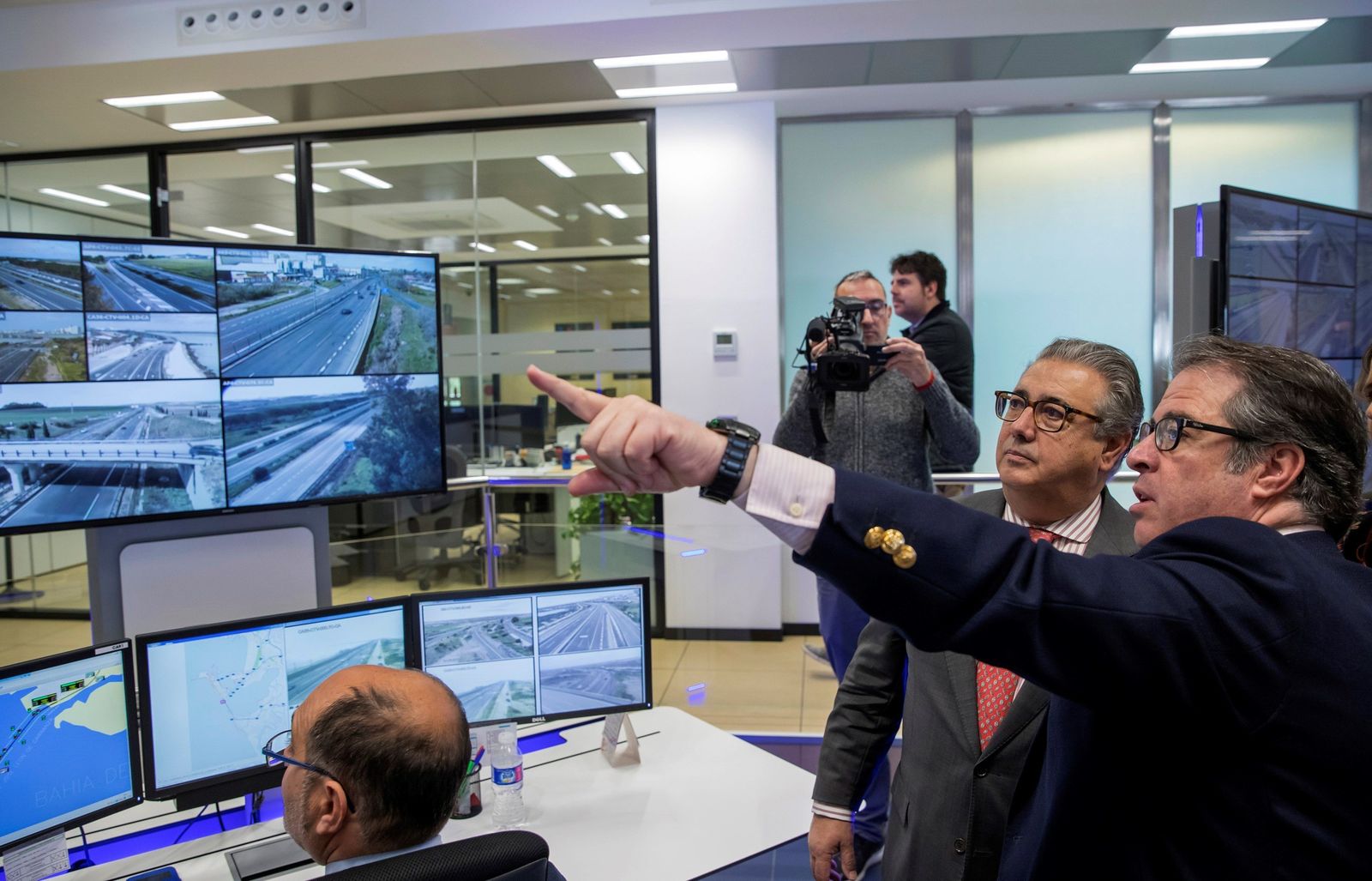 Zoido y Gregorio Serrano, director de la DGT, en el centro de gestión de Sevilla.