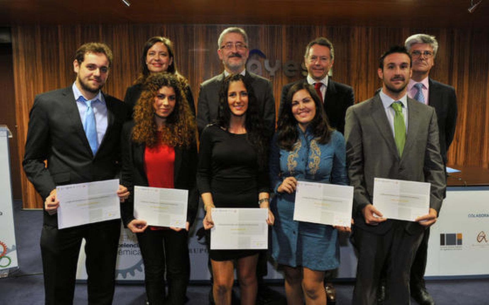 En la fila de atrás: Ana Manzanares, presidenta de la Fundación Fidias-Ayesa, Antonio Ávila, consejero de Economía, Innovación, Ciencia y Empleo, José Joly, presidente de Grupo Joly, y Javier Landa, primer teniente de alcalde del Ayuntamiento de Sevilla. En la fila de delante, los cinco jóvenes premiados: Armando Jesús Suárez, María José García, Ana Maestre, Irene Arenas y Miguel Ángel Rojas.  Foto: Juan Carlos Vázquez