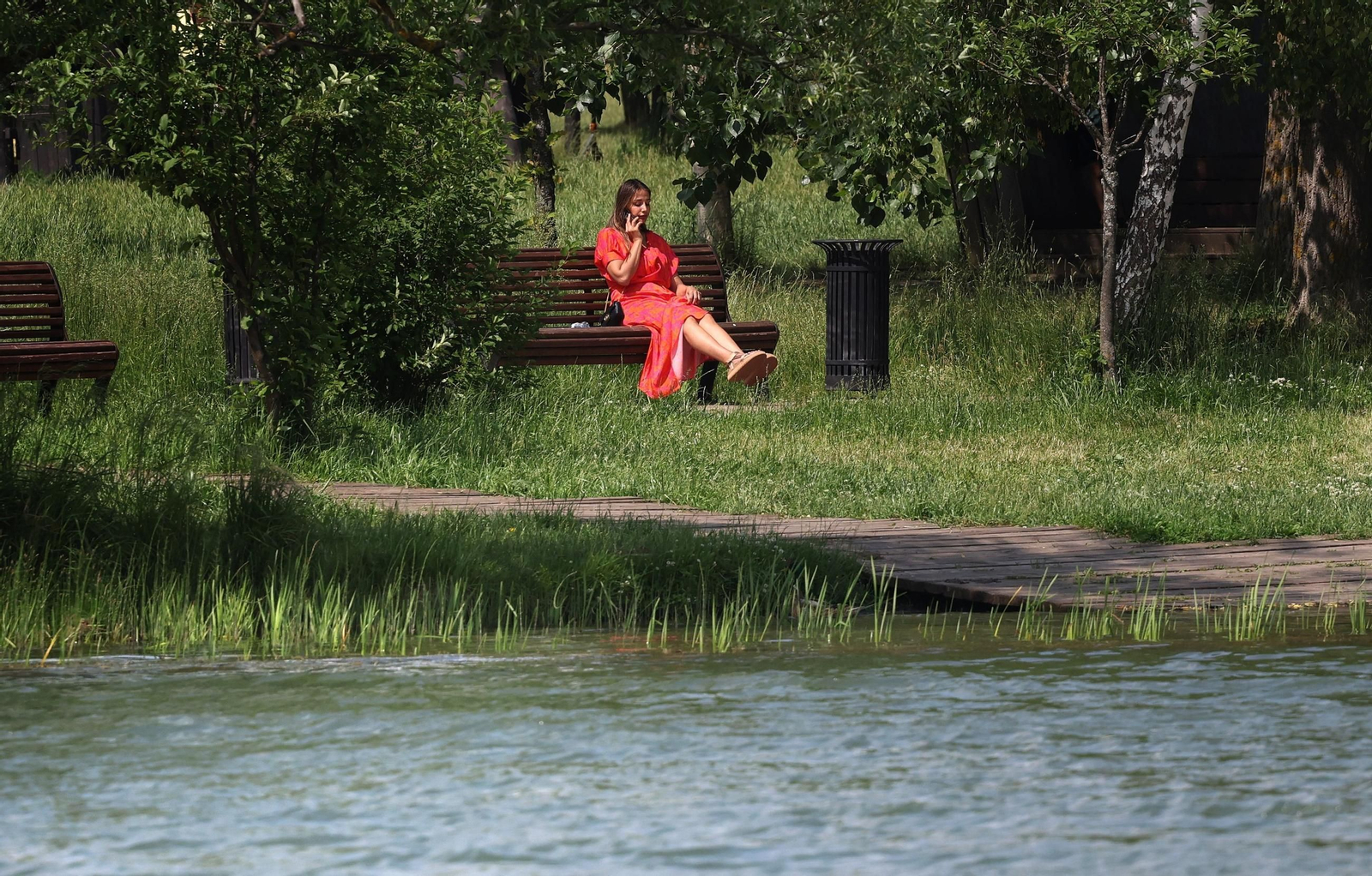 Una mujer habla por teléfono en soledad.