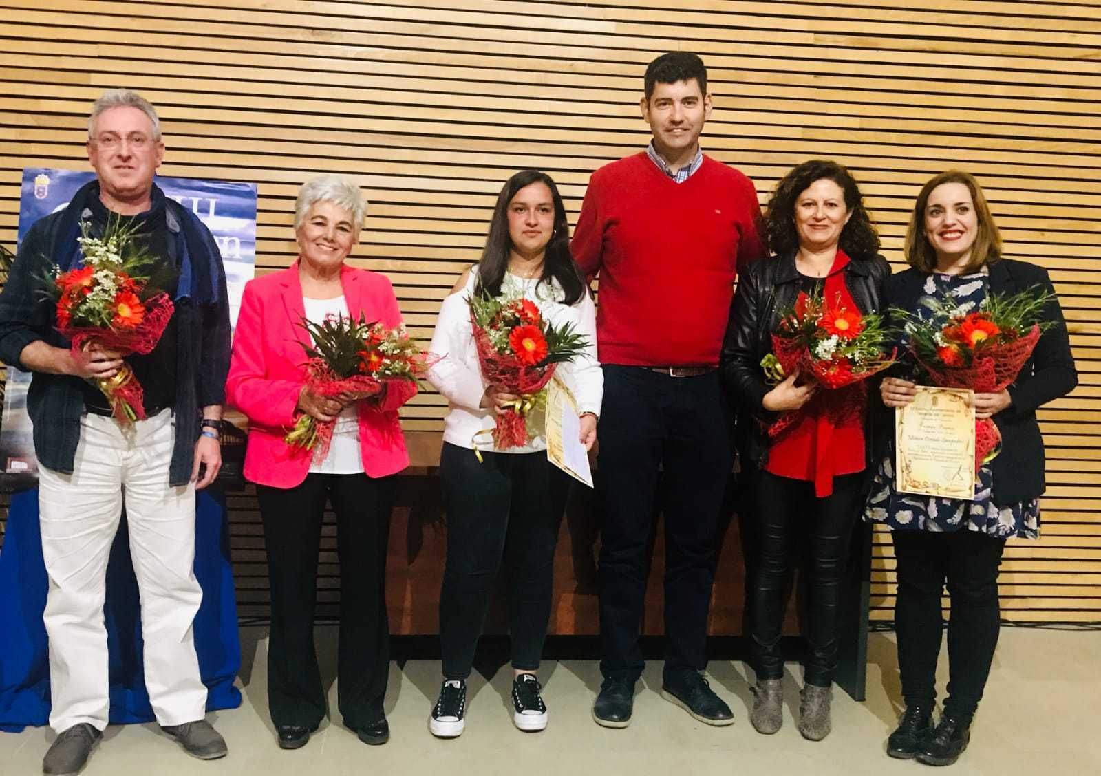 Los premiados, junto al alcalde de Valverde, la concejala de Educación y el músico Carlos Llanes.