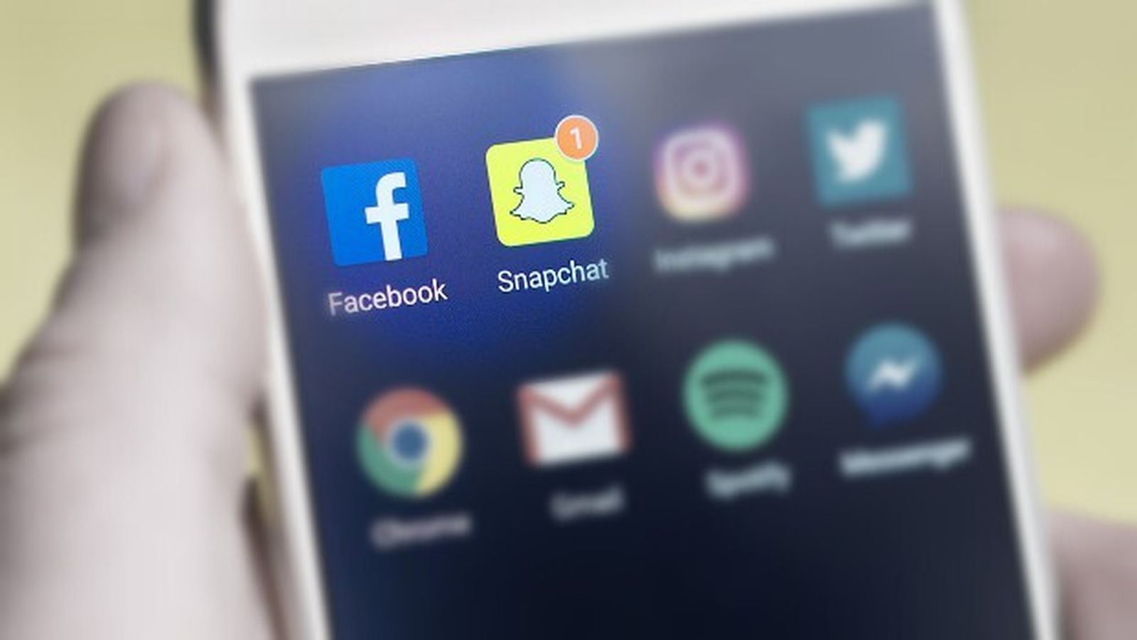 Snapchat y Facebook en pantalla de smartphone. /BOLSAMANIA